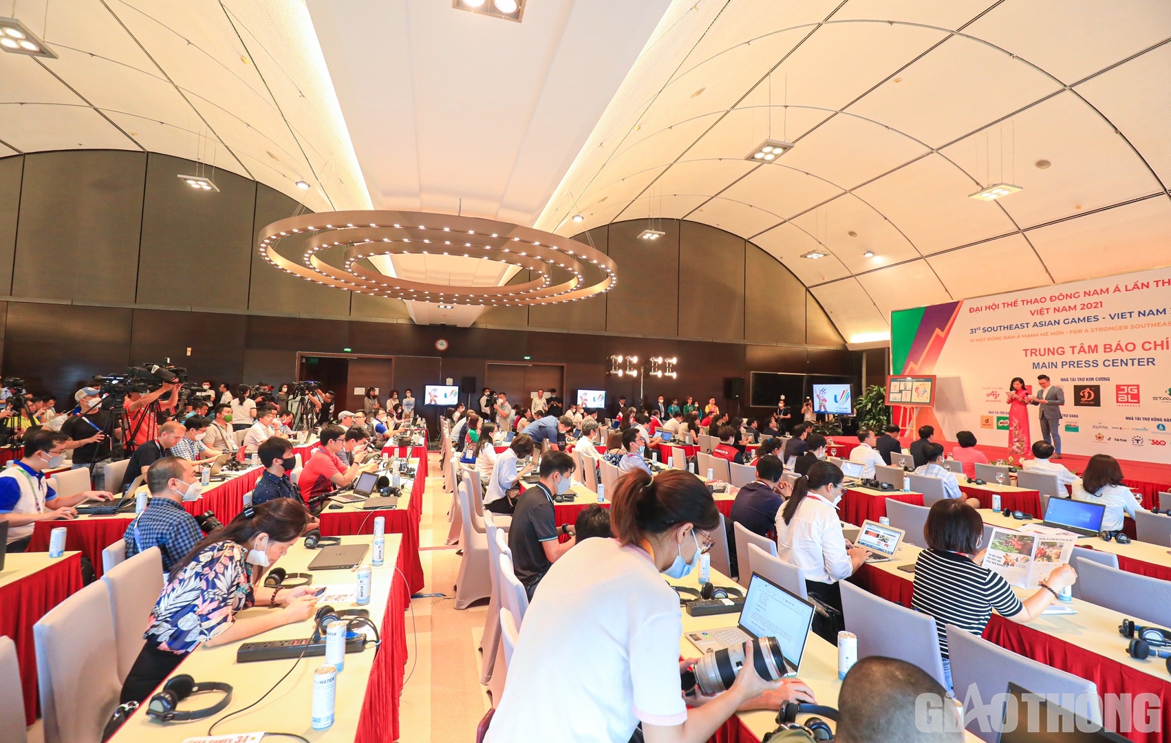 Sự kiện nhận được sự quan t&acirc;m của đ&ocirc;ng đảo ph&oacute;ng vi&ecirc;n trong v&agrave; ngo&agrave;i nước.