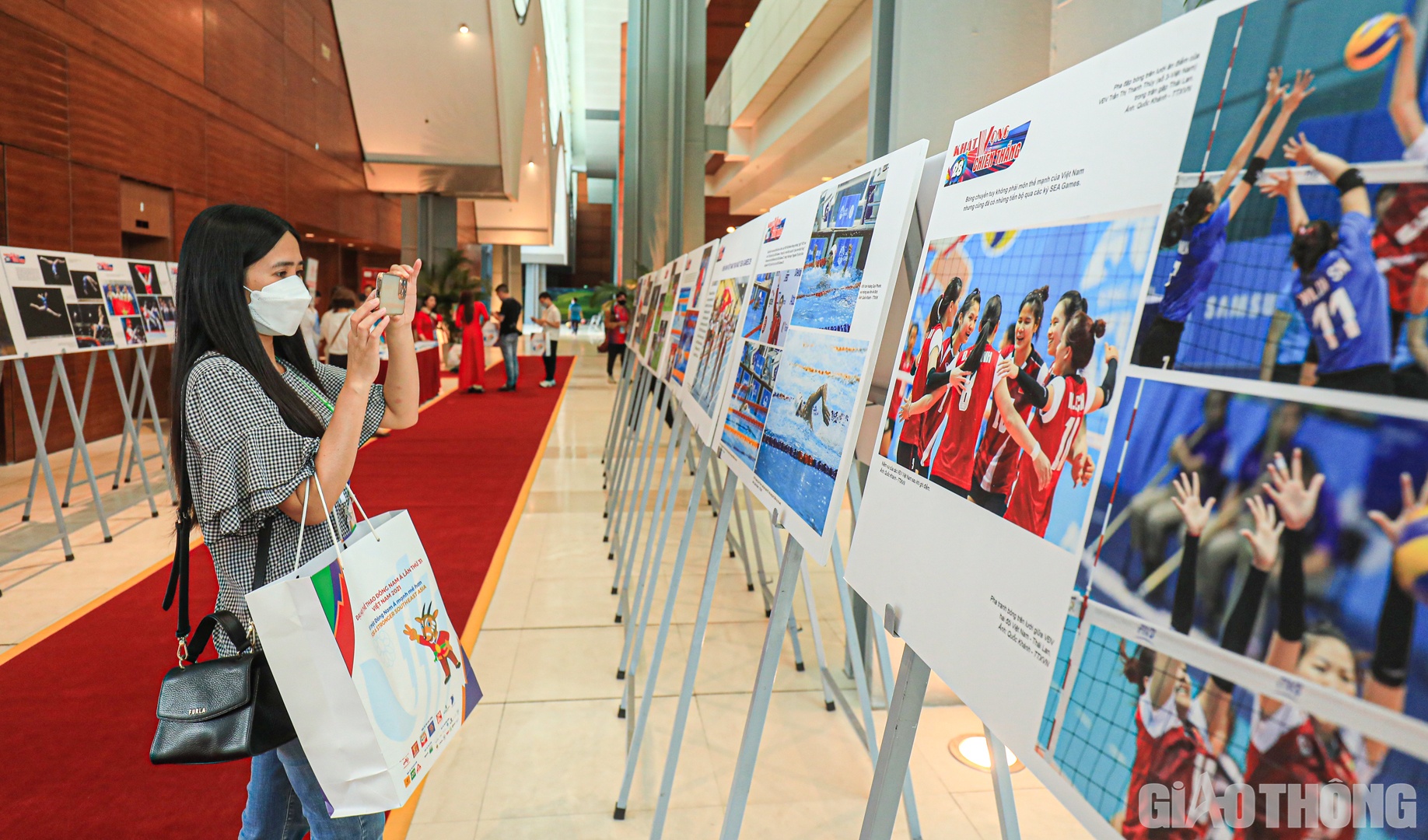 Ph&iacute;a b&ecirc;n ngo&agrave;i sảnh Trung t&acirc;m B&aacute;o ch&iacute; v&agrave; Trung t&acirc;m Truyền h&igrave;nh quốc tế l&agrave; triển l&atilde;m ảnh từ SEA Games đến SEA Games.