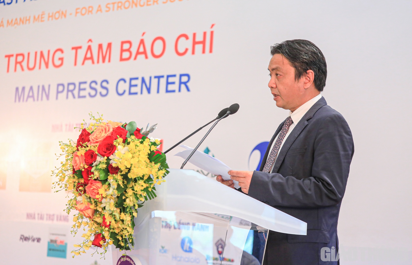 Ph&aacute;t biểu tại buổi lễ, Thứ trưởng Bộ VHTTDL Ho&agrave;ng Đạo Cương nhấn mạnh, trong c&aacute;c c&ocirc;ng tr&igrave;nh quan trọng phục vụ SEA Games 31, Trung t&acirc;m B&aacute;o ch&iacute; ch&iacute;nh v&agrave; Trung t&acirc;m Truyền h&igrave;nh quốc tế được xem như &ldquo;tr&aacute;i tim&rdquo; c&ocirc;ng t&aacute;c truyền th&ocirc;ng b&aacute;o ch&iacute; của Đại hội. Đ&acirc;y kh&ocirc;ng chỉ l&agrave; nơi tiếp đ&oacute;n, hướng dẫn, cung cấp c&aacute;c th&ocirc;ng tin v&agrave; dịch vụ cần thiết cho c&aacute;c ph&oacute;ng vi&ecirc;n t&aacute;c nghiệp, m&agrave; hơn thế, c&ograve;n được xem l&agrave; &ldquo;m&aacute;i nh&agrave; chung&rdquo; của c&aacute;c ph&oacute;ng vi&ecirc;n trong suốt tiến tr&igrave;nh tham dự SEA Games 31.