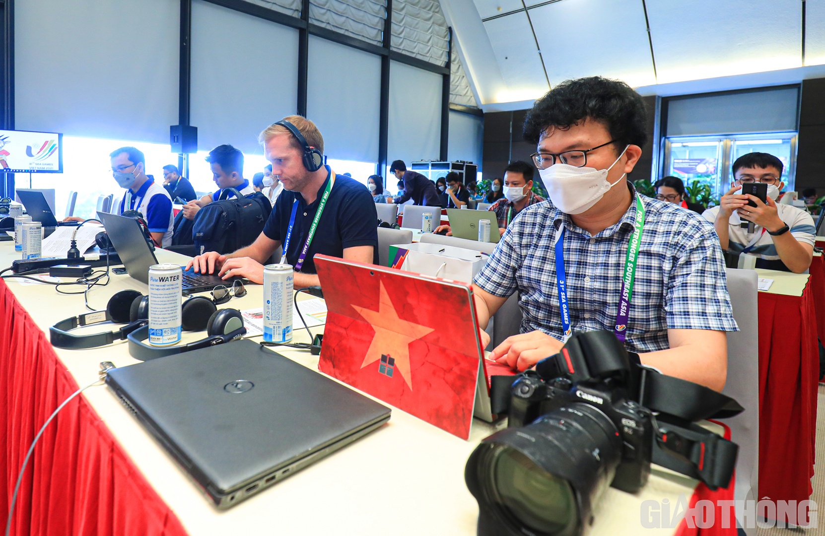 Được biết, tại Trung t&acirc;m B&aacute;o ch&iacute; v&agrave; Trung t&acirc;m truyền h&igrave;nh, VNPT đ&atilde; tăng cường th&ecirc;m trạm 3 ph&aacute;t s&oacute;ng 5G v&agrave; c&aacute;c trạm ph&aacute;t s&oacute;ng 3G/4G, điều động 3 xe chuy&ecirc;n dụng ph&aacute;t h&igrave;nh vệ tinh phục vụ cho c&ocirc;ng t&aacute;c truyền dẫn t&iacute;n hiệu truyền h&igrave;nh qua vệ tinh cho c&aacute;c h&atilde;ng th&ocirc;ng tấn trong khu vực. Đ&acirc;y l&agrave; một trong những hạng mục quan trọng trong c&ocirc;ng t&aacute;c tổ chức của SEA Games 31.