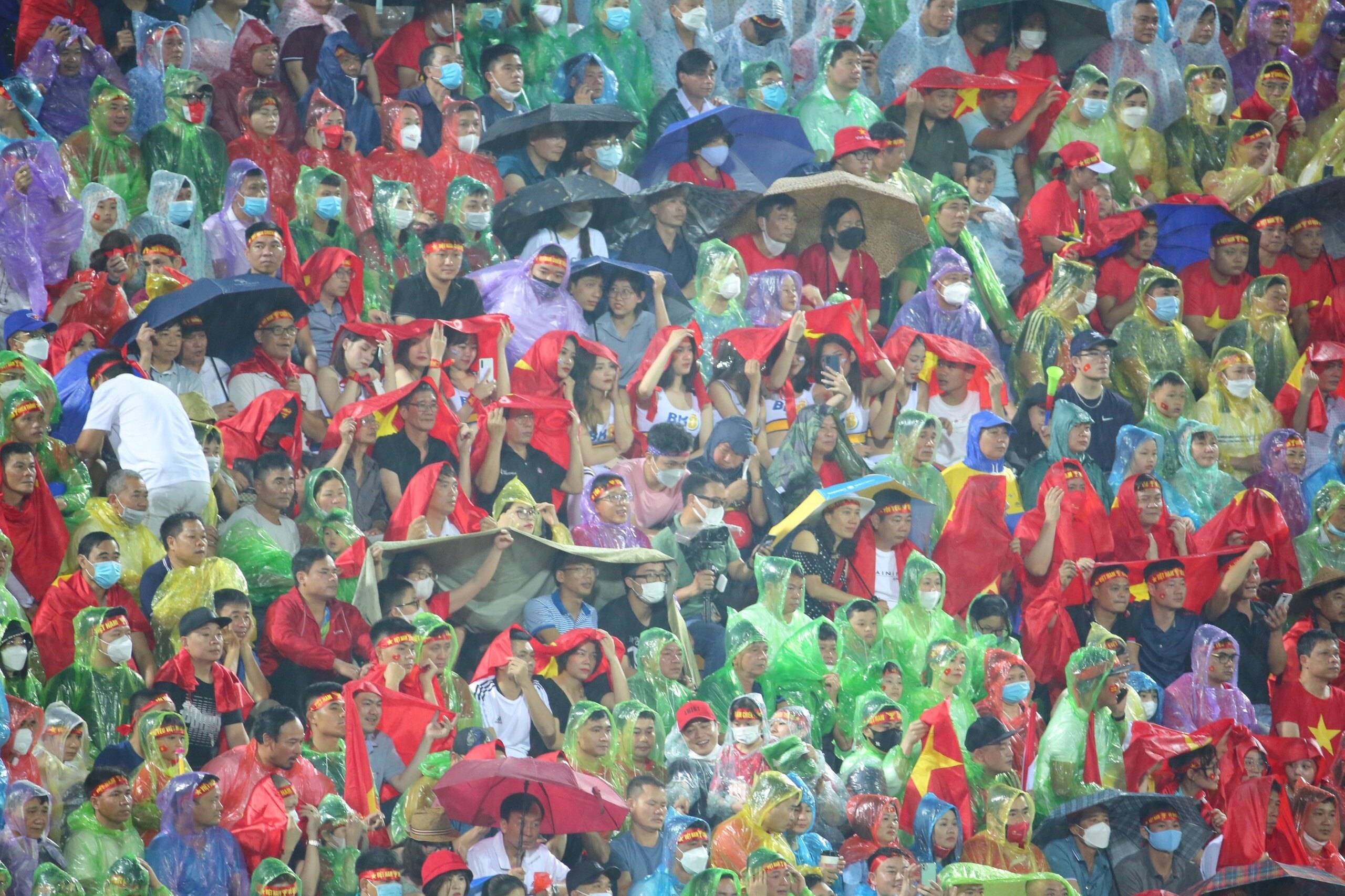 B&ugrave; lại, kh&ocirc;ng kh&iacute; tr&ecirc;n kh&aacute;n đ&agrave;i s&acirc;n Việt Tr&igrave; vẫn giống như ng&agrave;y hội. D&ugrave; trời mưa nặng hạt, gần 2 vạn chỗ ngồi của s&acirc;n kh&ocirc;ng c&ograve;n một khoảng trống. Ảnh S&ocirc;ng Lam