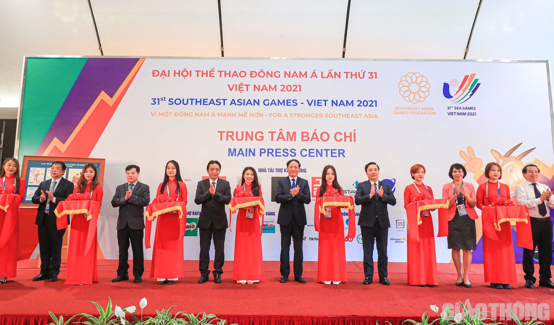 C&aacute;c đại biểu thực hiện nghi lễ cắt băng khai trương Trung t&acirc;m B&aacute;o ch&iacute; SEA Games 31.