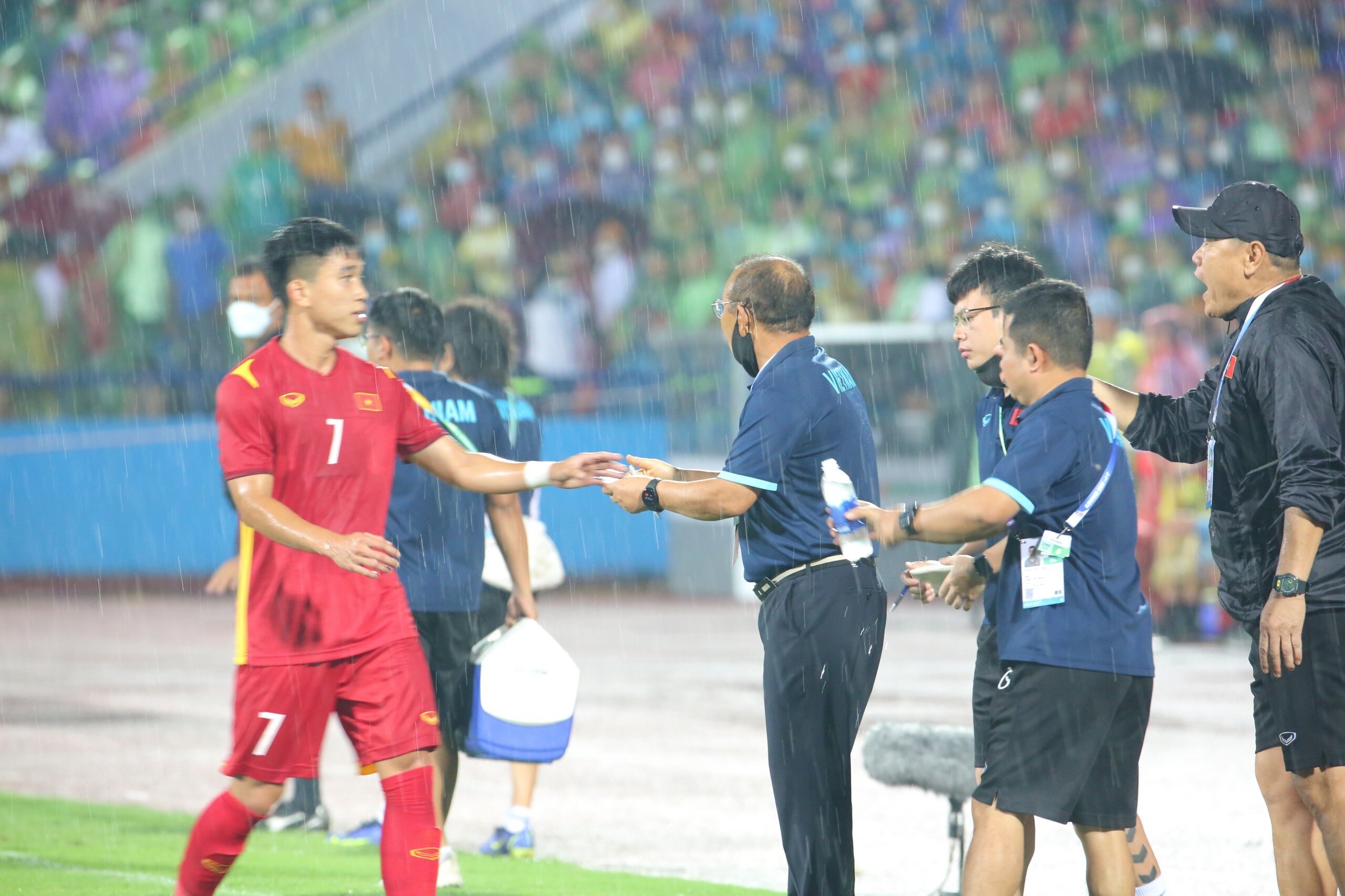 Ngay cả những điều chỉnh chiến thuật của HLV Park Hang-seo cũng kh&ocirc;ng thể đem về hiệu quả. Ảnh S&ocirc;ng Lam