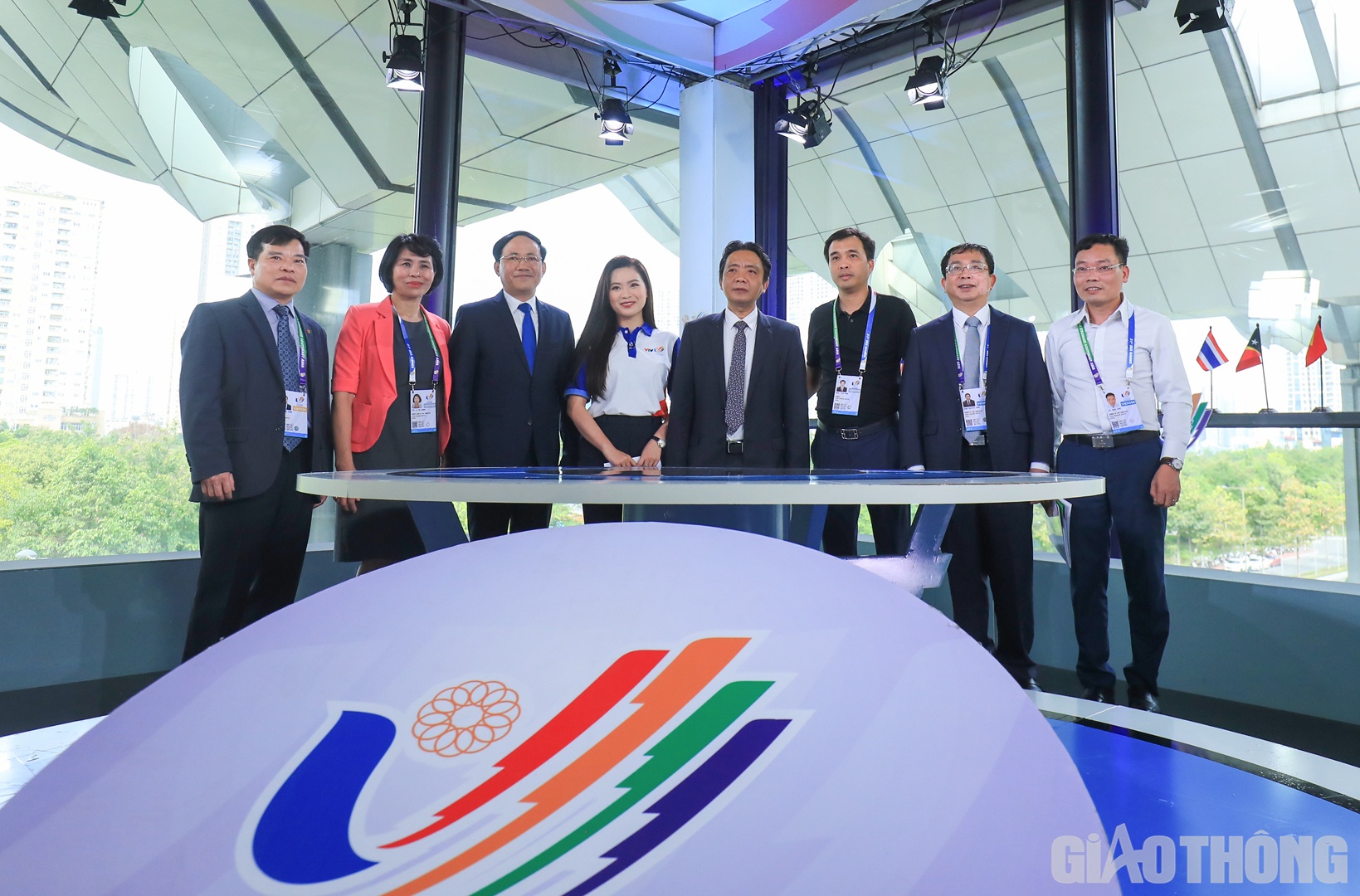 C&aacute;c đại biểu tham quan trường quay của Đ&agrave;i Truyền h&igrave;nh Việt Nam tại Trung t&acirc;m Truyền h&igrave;nh quốc tế.