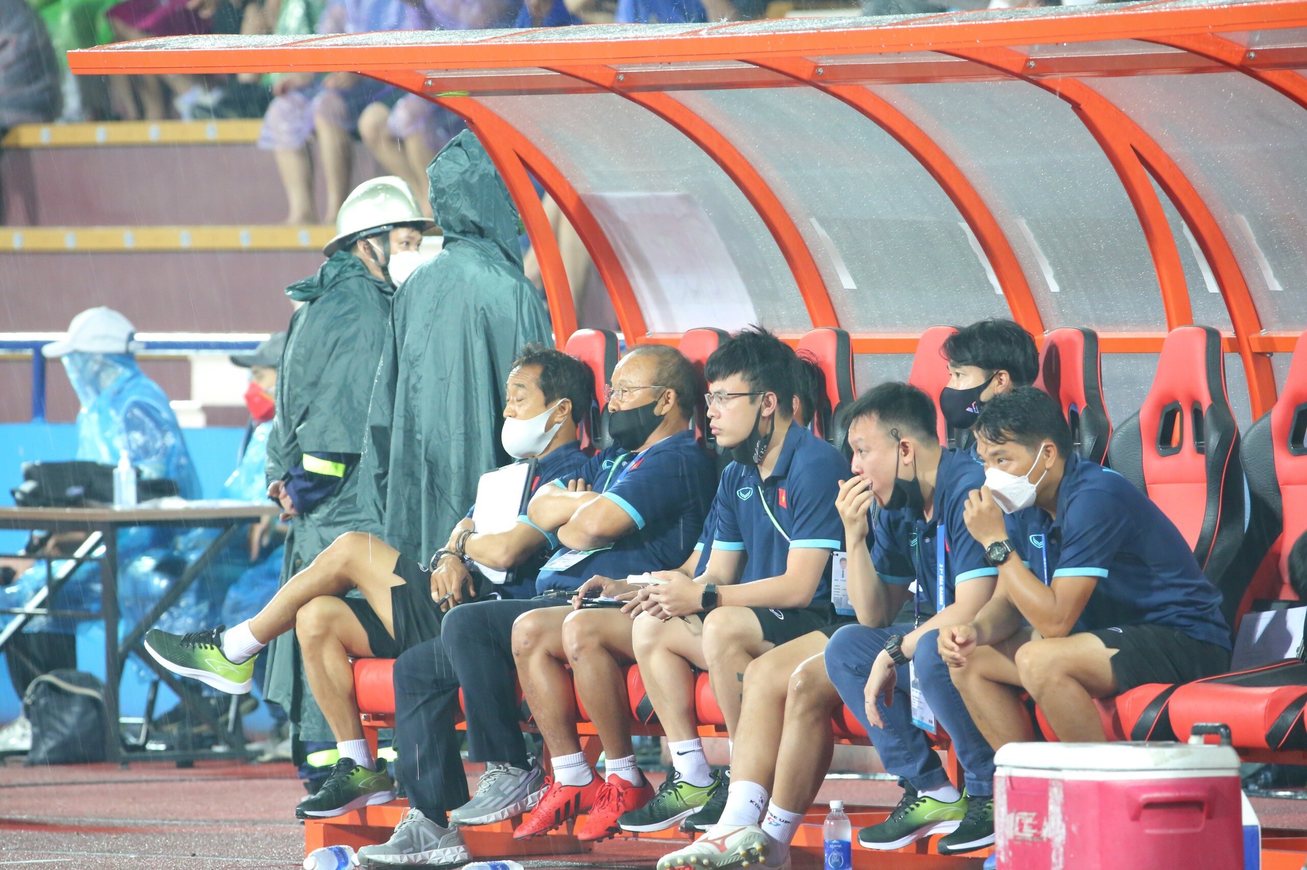 HLV Park v&agrave; Ban huấn luyện trầm ng&acirc;m khi chứng kiến đội nh&agrave; bế tắc. Ảnh S&ocirc;ng Lam