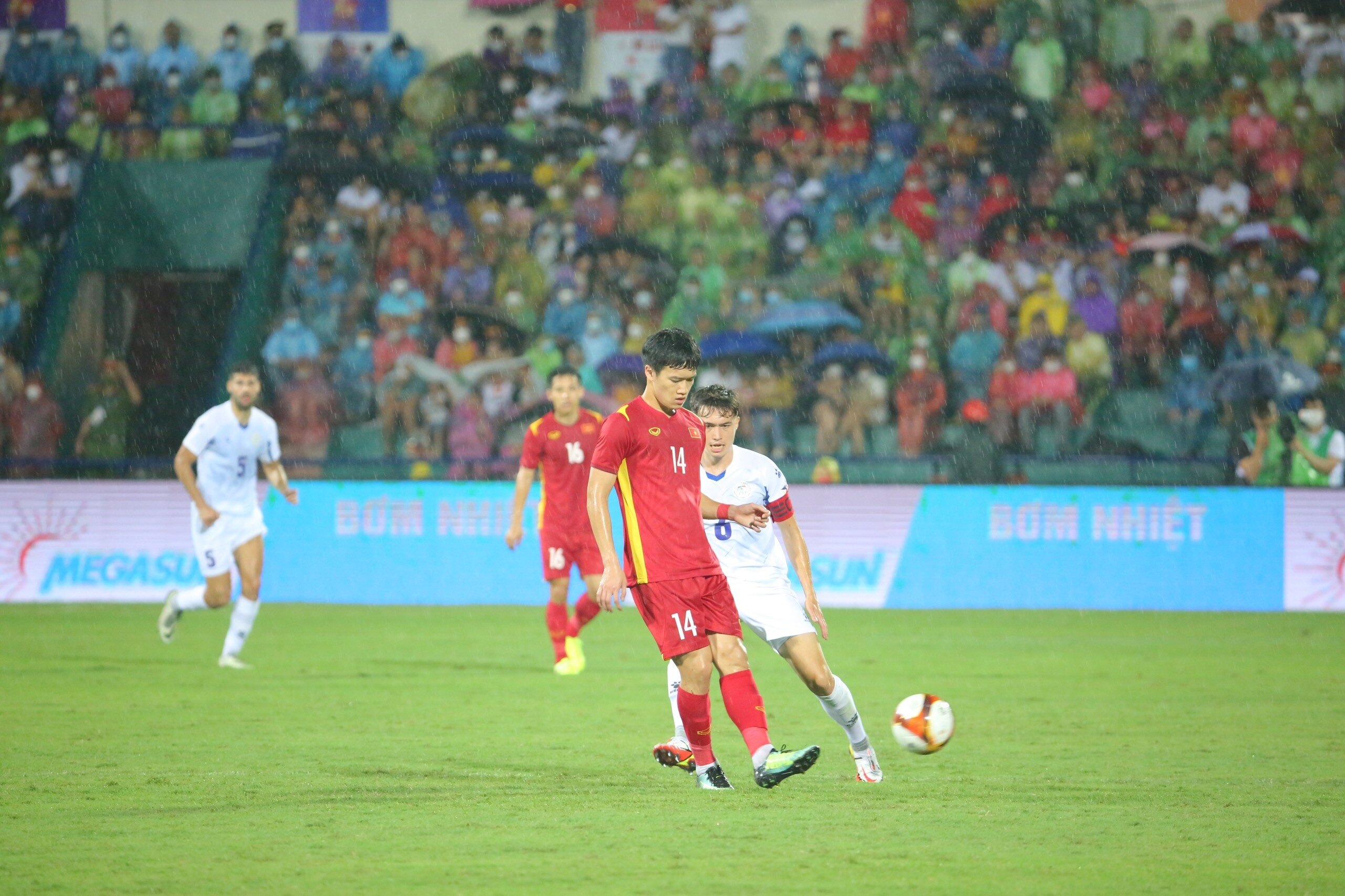 D&ugrave; được đ&aacute;nh gi&aacute; cao hơn nhưng đo&agrave;n qu&acirc;n &aacute;o đỏ gặp rất nhiều kh&oacute; khăn trước lối chơi đeo b&aacute;m từ ph&iacute;a đối thủ. Ảnh S&ocirc;ng Lam