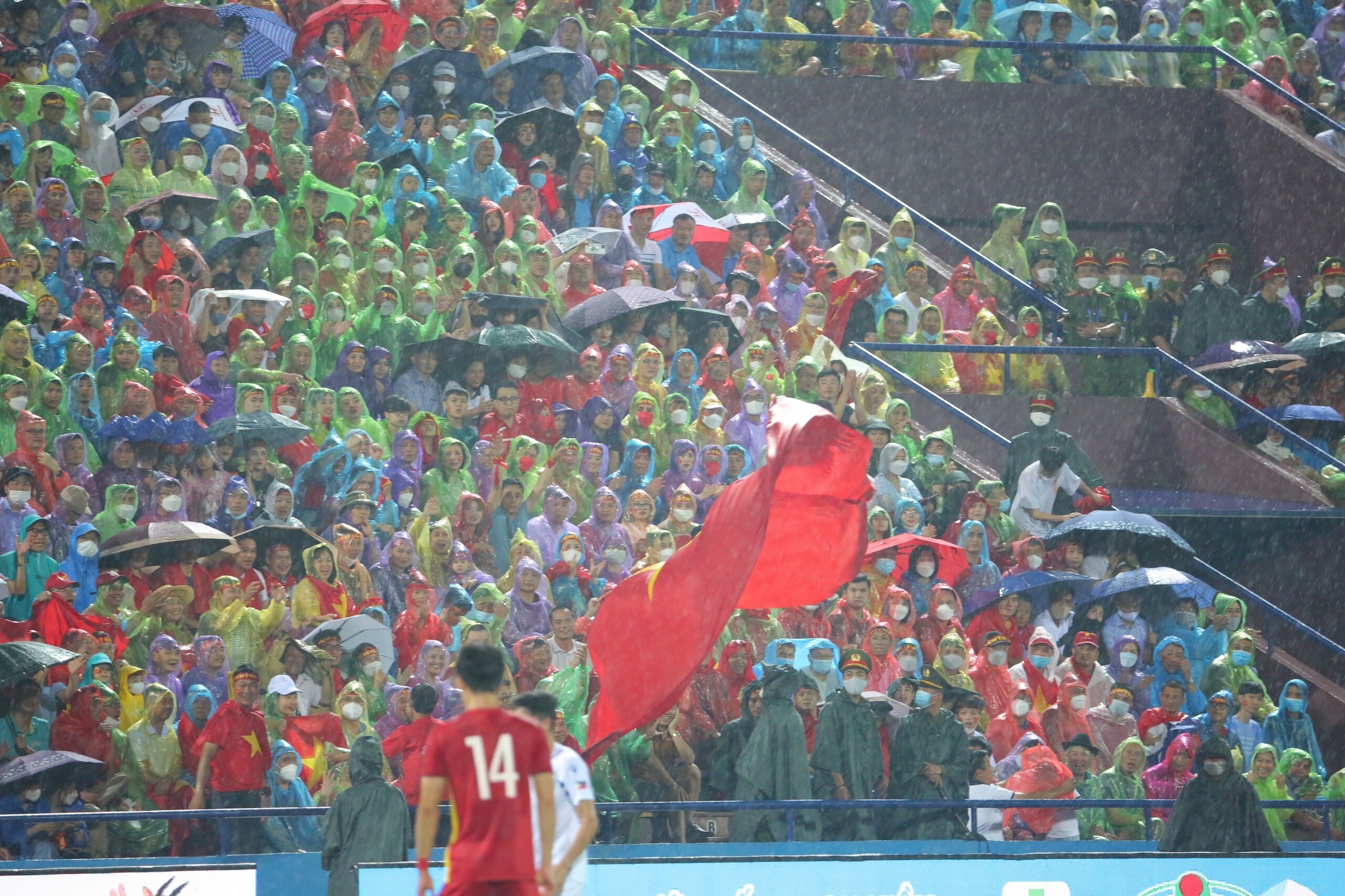 Xuy&ecirc;n suốt trận đấu, c&aacute;c học tr&ograve; của HLV Park Hang-seo lu&ocirc;n nhận được sự cổ vũ nhiệt th&agrave;nh, s&ocirc;i nổi tr&ecirc;n c&aacute;c kh&aacute;n đ&agrave;i. Ảnh S&ocirc;ng Lam