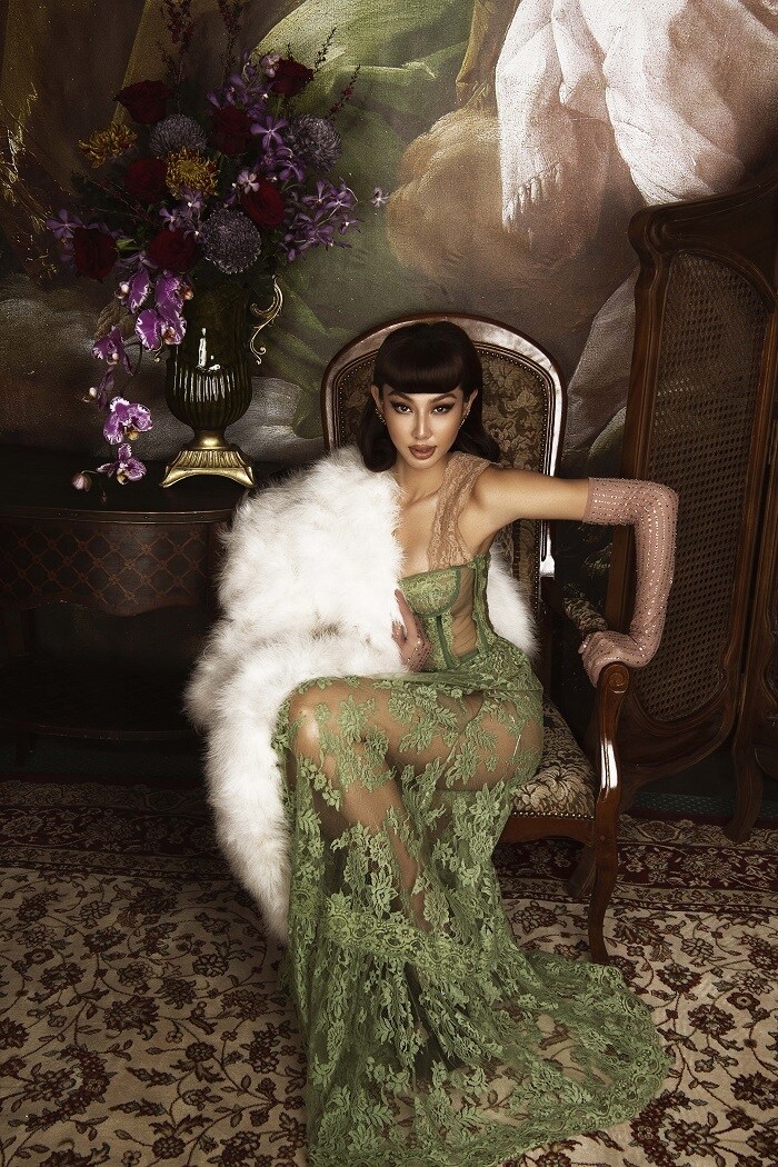 Lần đầu ti&ecirc;n, người đẹp sinh năm 1998 thử lối trang điểm mới mang đậm chất cổ điển ch&acirc;u  &Acirc;u