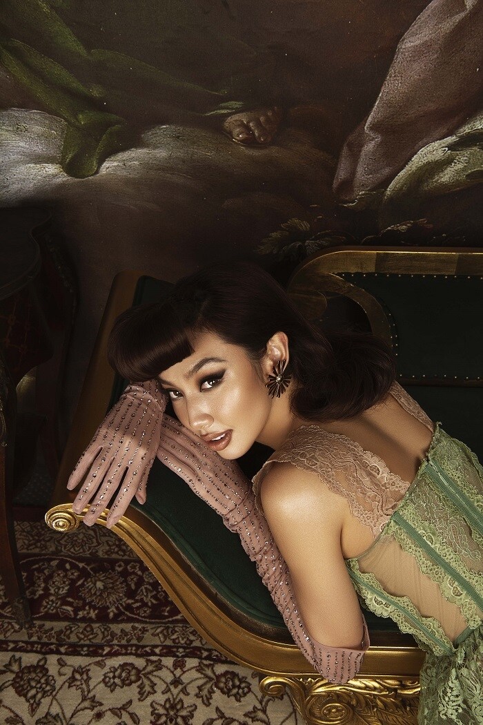 Th&ugrave;y Ti&ecirc;n vừa g&acirc;y lạ lẫm với h&igrave;nh ảnh đậm chất cổ điển m&agrave; lần đầu người đẹp thử tạo h&igrave;nh với phong c&aacute;ch n&agrave;y