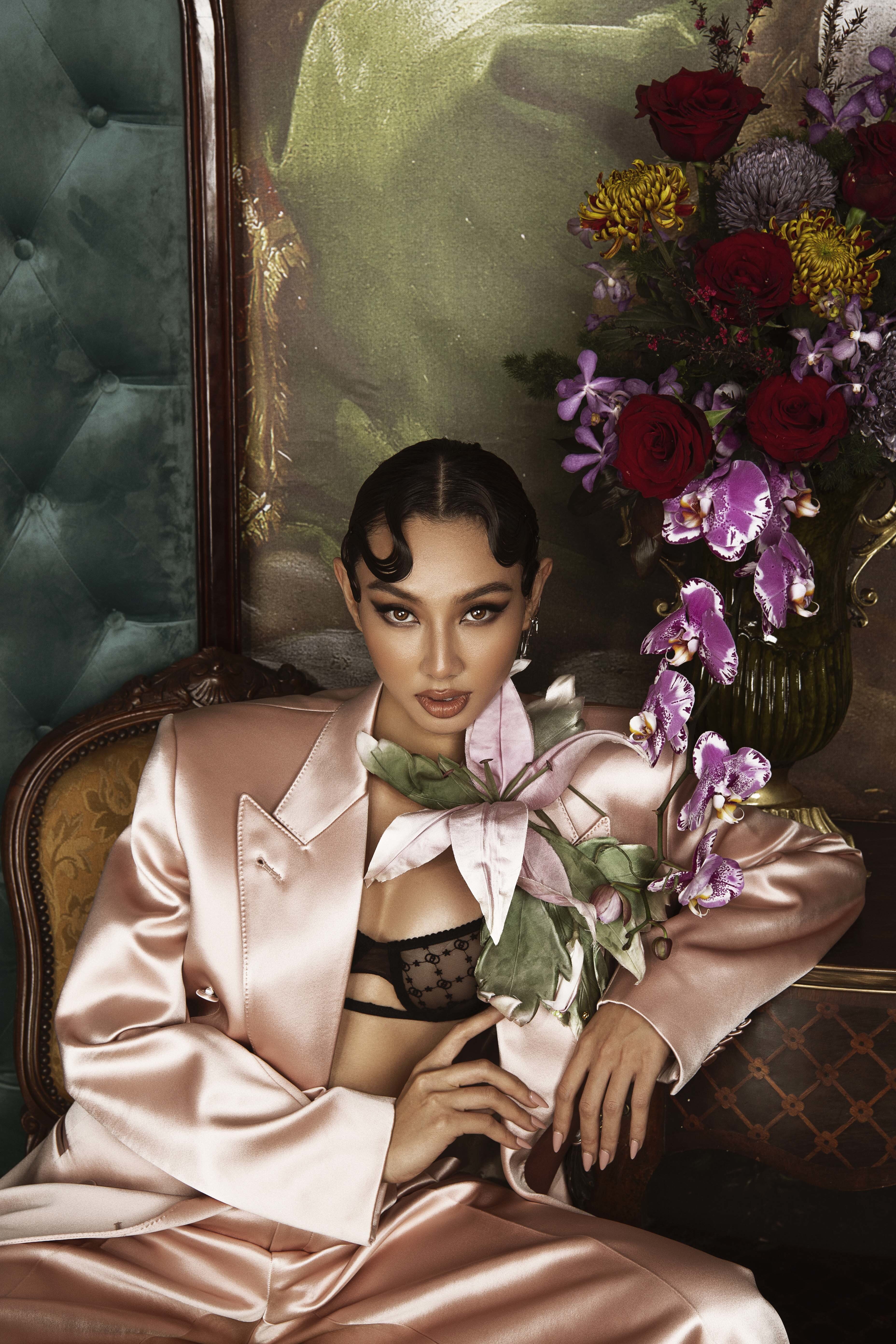 Người đẹp cũng thử sức với kiểu t&oacute;c "k&eacute;n mặt", mang tới h&igrave;nh ảnh kh&aacute;c lạ