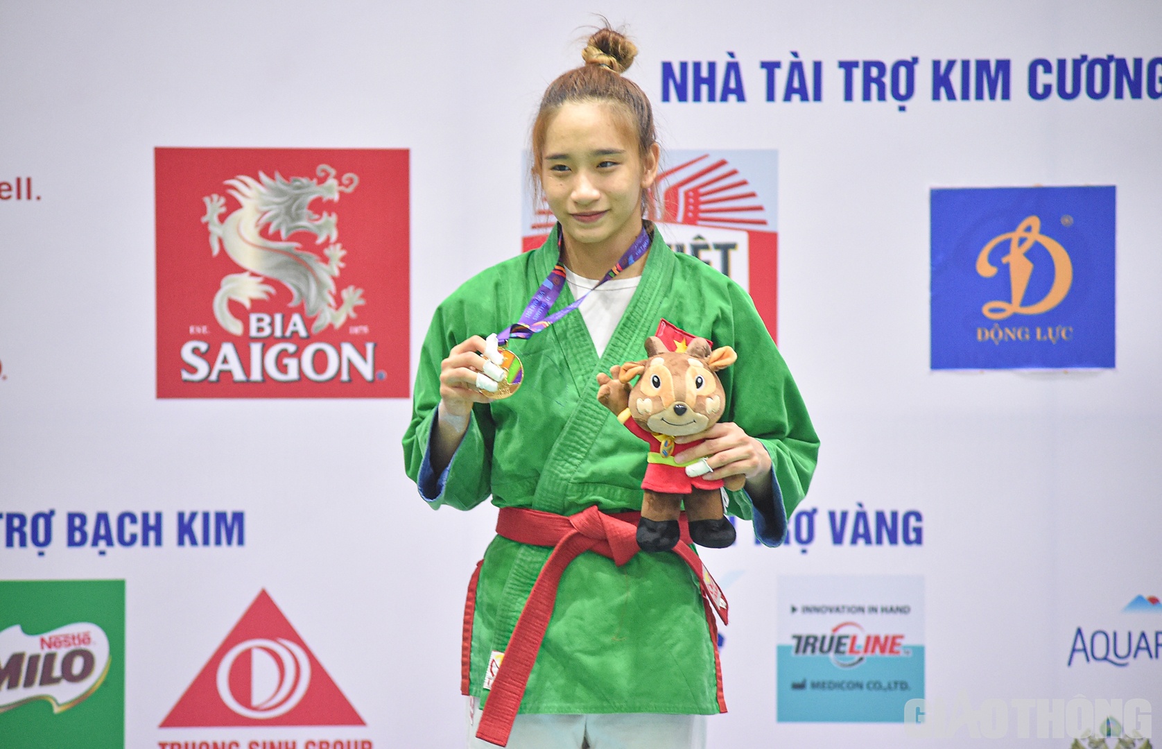 V&otilde; sĩ  Phạm Nguyễn Hồng Mơ chụp ảnh lưu niệm c&ugrave;ng tấm HCV qu&yacute; gi&aacute;.