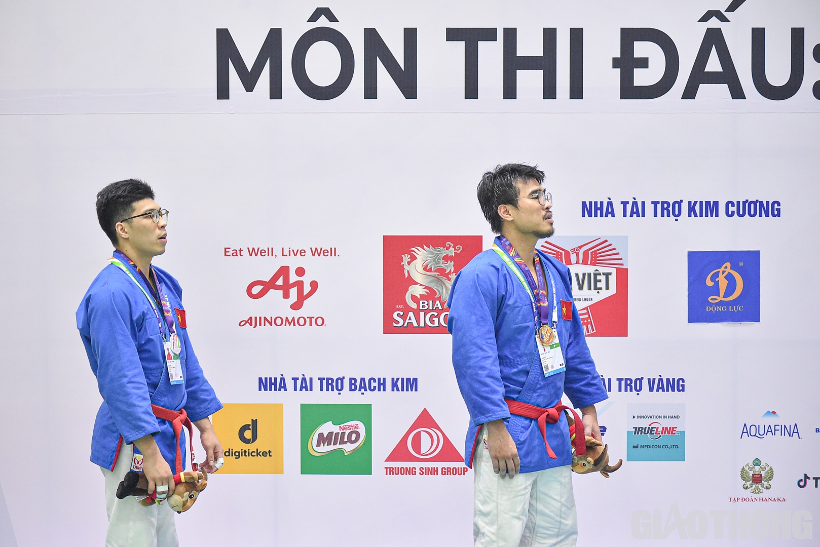 C&aacute;c VĐV đứng tr&ecirc;n bục nhận huy chương v&agrave; l&agrave;m lễ ch&agrave;o cờ.