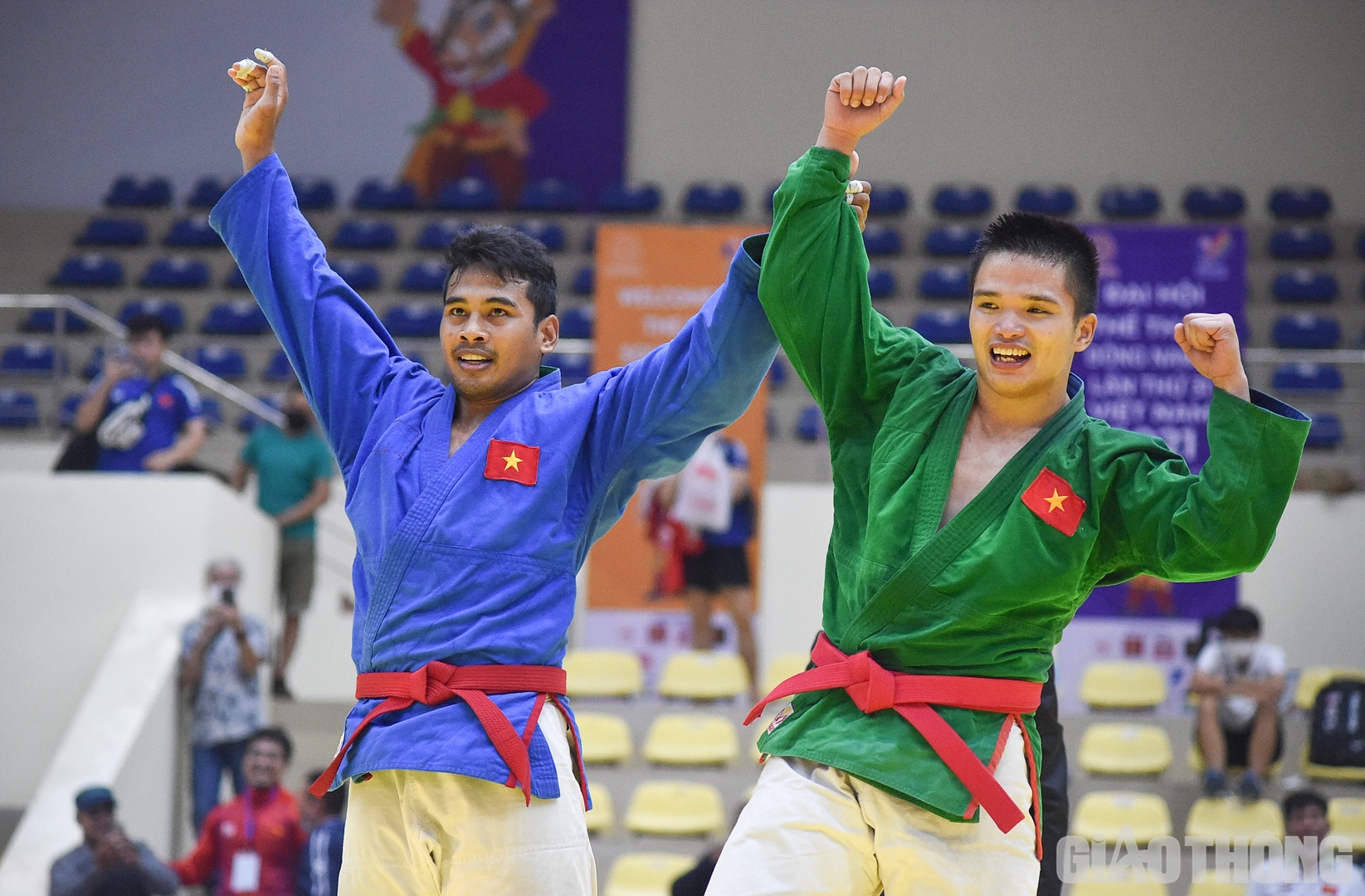 V&otilde; sĩ Trần Thương ăn mừng c&ugrave;ng đồng đội L&ecirc; Duy Th&agrave;nh khi gi&uacute;p đội tuyển Kurash Việt Nam gi&agrave;nh tấm HCV thứ 4 trong buổi chiều nay.