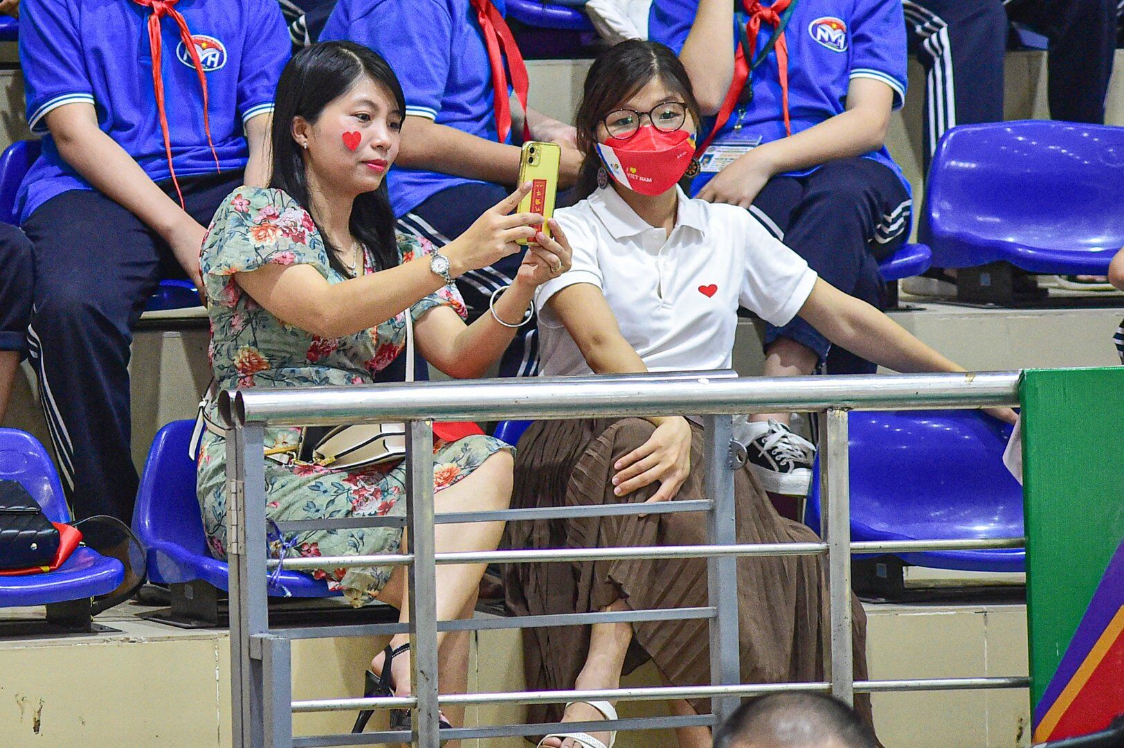 C&oacute; mặt tại nh&agrave; thi đấu từ rất sớm, em Đặng Thị Phương Nga, lớp A2 Trường THCS Nguyễn Văn Huy&ecirc;n chia sẻ: "Đ&acirc;y l&agrave; lần đầu ti&ecirc;n em được theo d&otilde;i trực tiếp c&aacute;c vận động vi&ecirc;n thi đấu v&agrave; hy vọng rằng đội tuyển Việt Nam sẽ gi&agrave;nh được những tấm HCV.