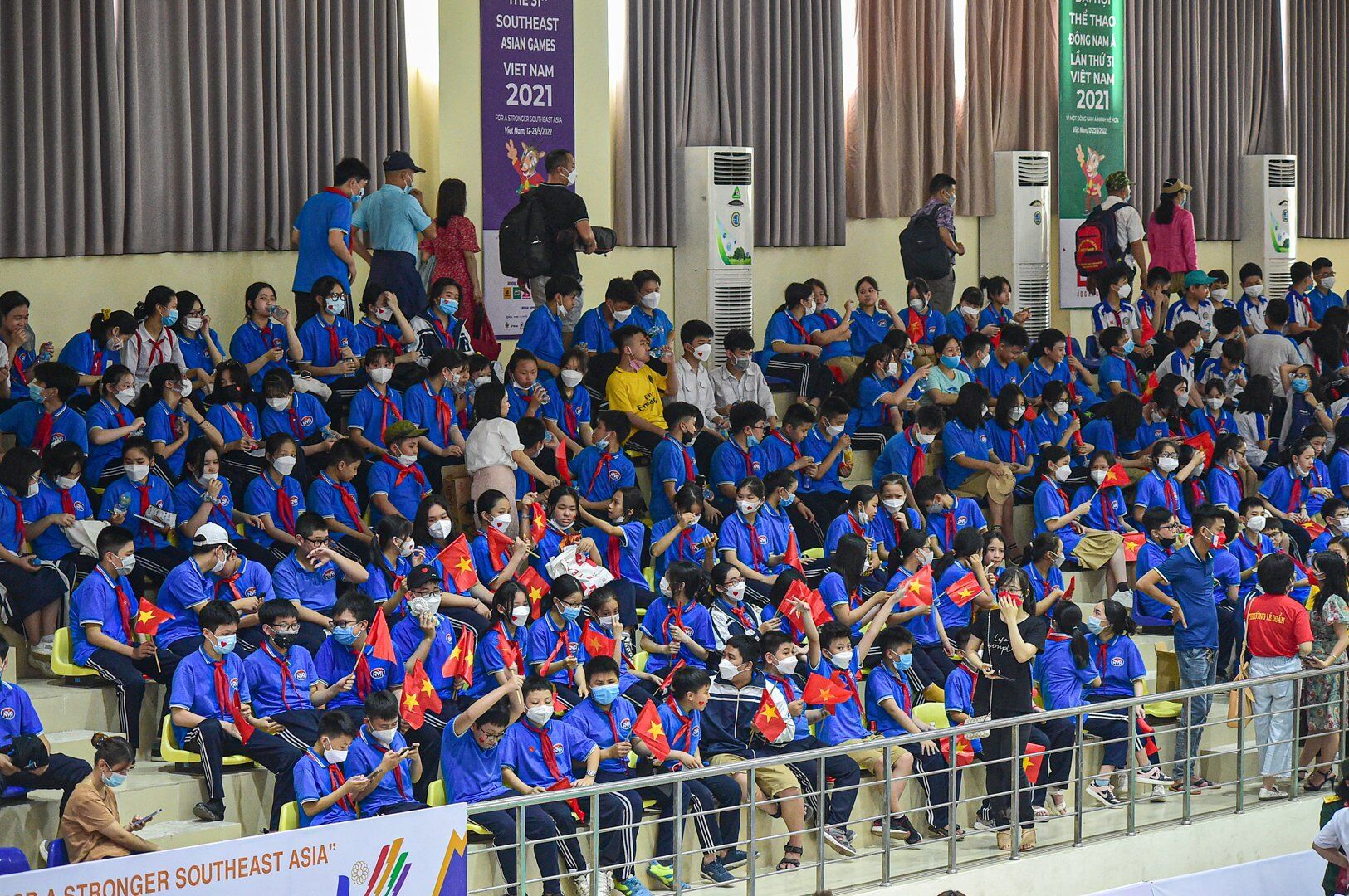 Kh&ocirc;ng kh&iacute; cổ vũ tr&ecirc;n kh&aacute;n đ&agrave;i rất s&ocirc;i động.