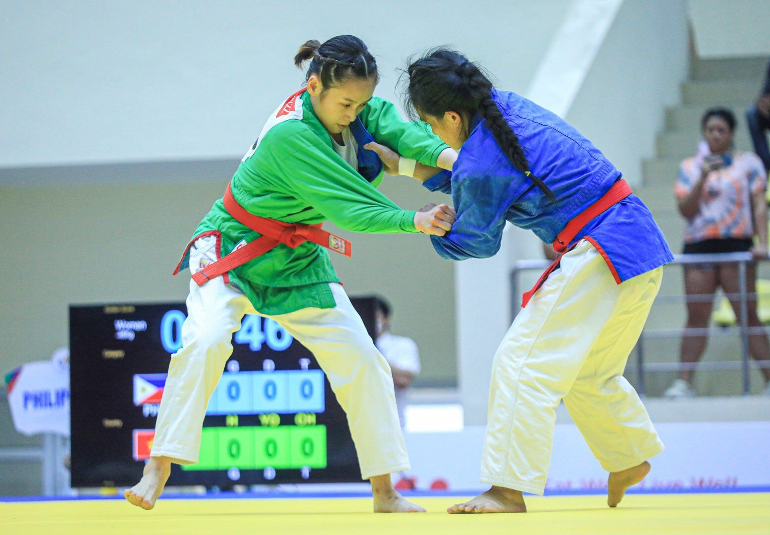 Những m&agrave;n so t&agrave;i dưới s&agrave;n đấu diễn ra nảy lửa. Dự kiến khoảng 17h sẽ x&aacute;c định được nh&oacute;m gi&agrave;nh huy chương.