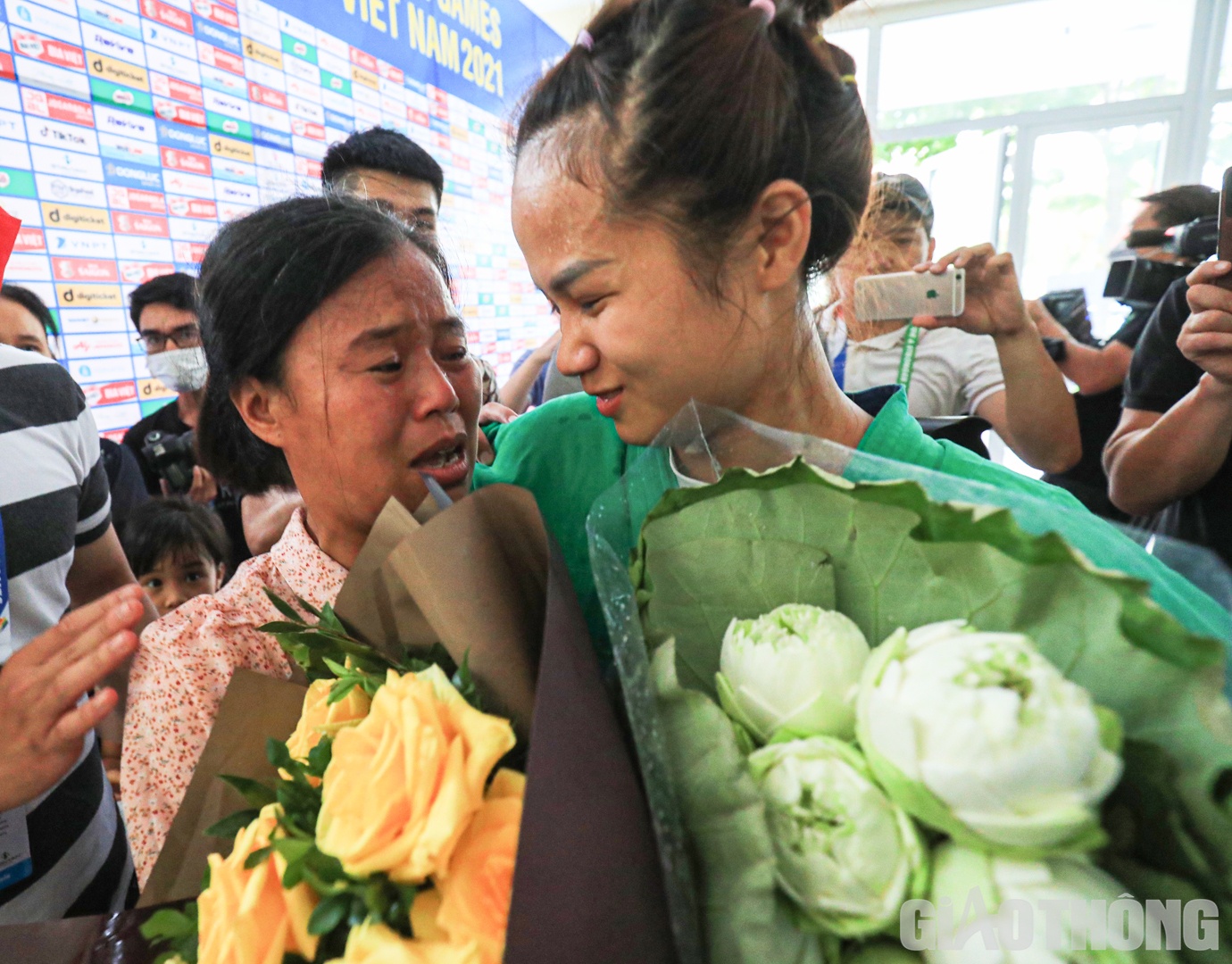 Sau khi gi&agrave;nh tấm HCV cho Đo&agrave;n TTVN tại SEA Games 31, T&ocirc; Thị Trang đ&atilde; bật kh&oacute;c v&igrave; x&uacute;c động. Người th&acirc;n cũng đ&atilde; c&oacute; mặt cổ vũ v&agrave; chia vui c&ugrave;ng c&ocirc;.
