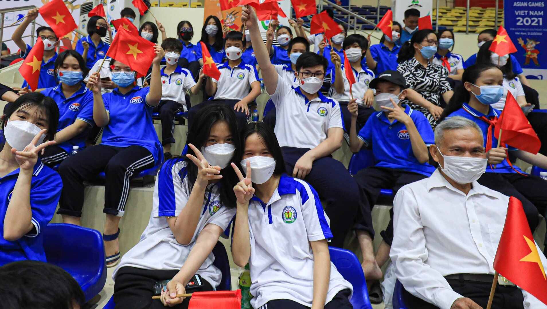 Nhiều kh&aacute;n giả nh&iacute; tạo d&aacute;ng khi thấy ống k&iacute;nh ph&oacute;ng vi&ecirc;n.