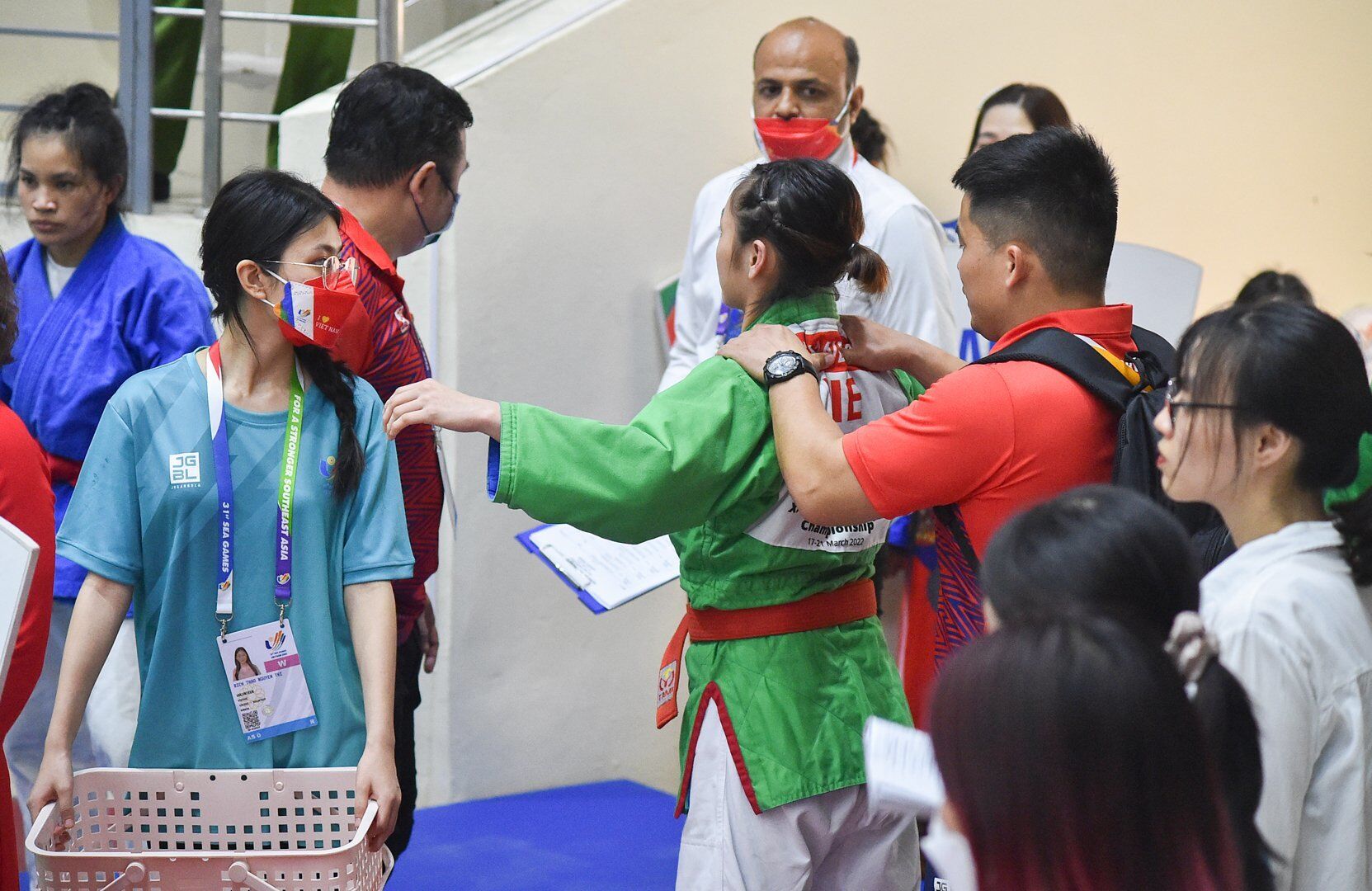 Trước khi bước v&agrave;o phần thi, c&aacute;c VĐV được BHL chăm s&oacute;c kỹ c&agrave;ng.