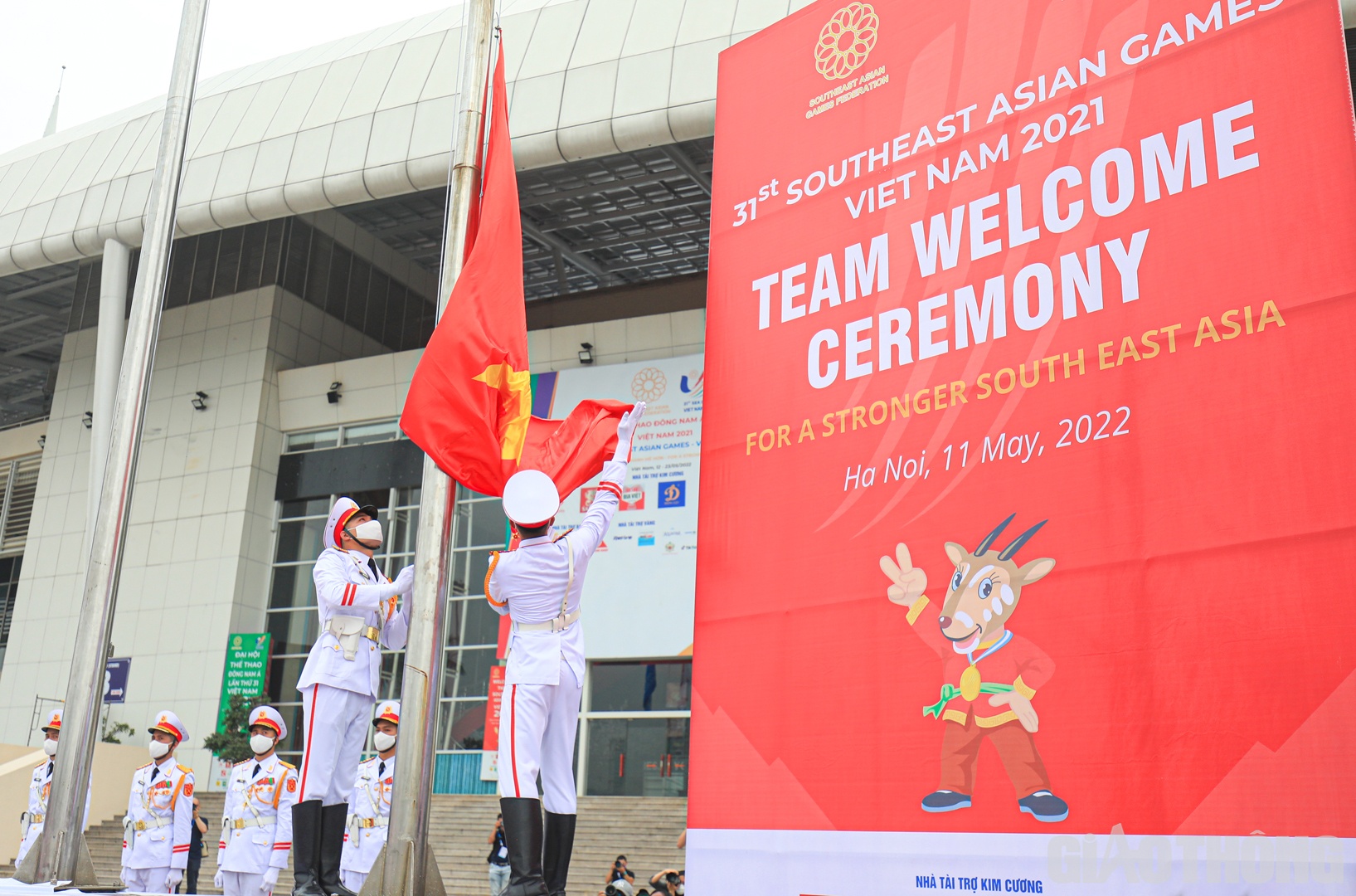 Quốc kỳ Việt Nam được k&eacute;o l&ecirc;n trong kh&ocirc;ng kh&iacute; trang nghi&ecirc;m.