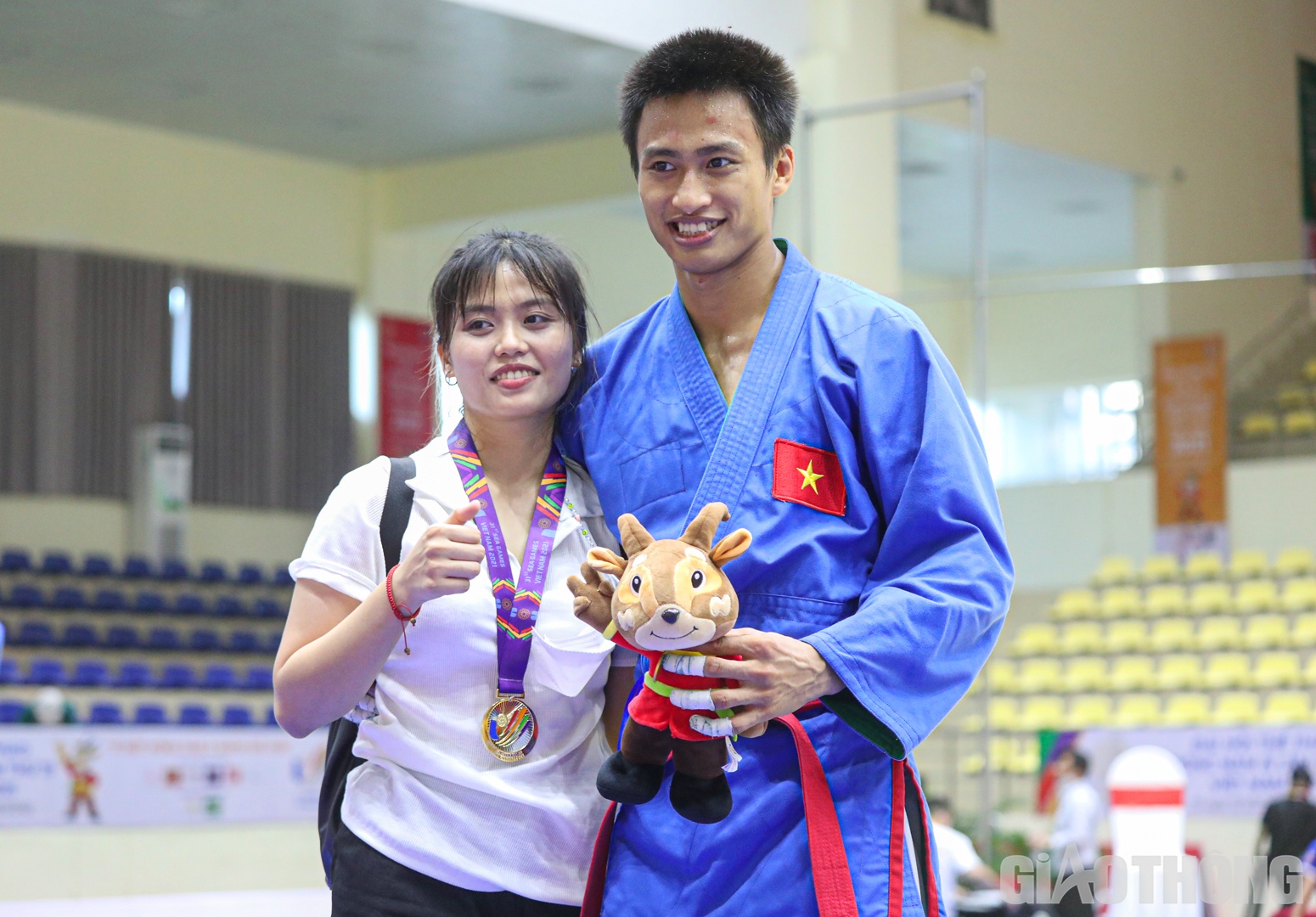 Chị V&otilde; Thị Kim Tuyền - bạn g&aacute;i v&otilde; sĩ Đức Đ&ocirc;ng đ&atilde; c&oacute; mặt ở nh&agrave; thi đấu huyện Ho&agrave;i Đức từ sớm để trở th&agrave;nh động lực tinh thần của anh. 
"Quen nhau đ&atilde; mấy năm nhưng số lần 2 người được gặp nhau chỉ đếm tr&ecirc;n đầu ng&oacute;n tay. Những l&uacute;c thấy anh bị chấn thương rất lo lắng nhưng mong anh tiếp tục cố gắng phấn đấu để c&oacute; được những th&agrave;nh t&iacute;ch cao", chị Tuyền b&agrave;y tỏ.