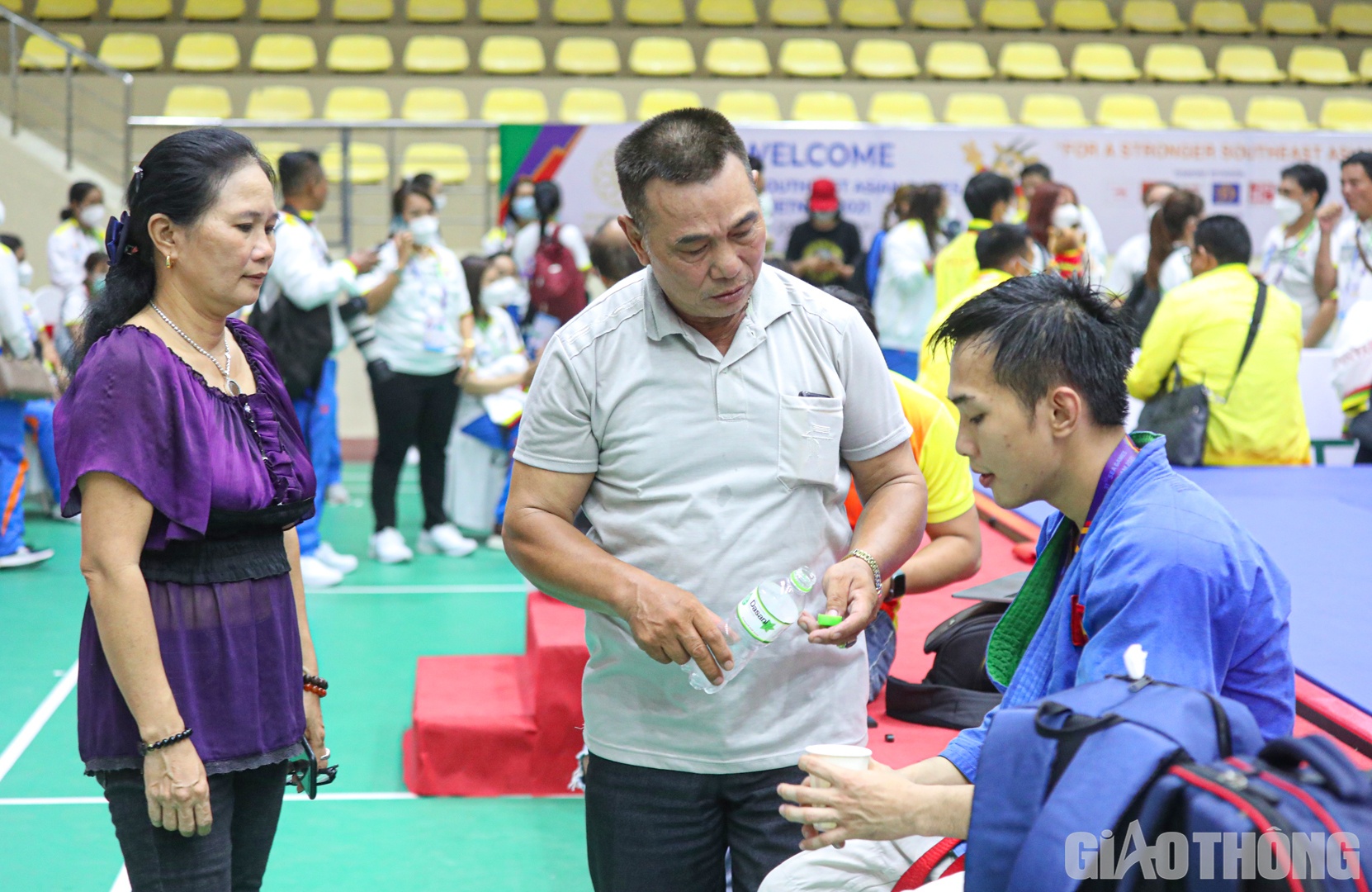 Biết tin con trai thi đấu, &ocirc;ng L&ecirc; C&ocirc;ng Tiến v&agrave; b&agrave; Nguyễn Thị Minh đ&atilde; tức tốc bay từ TP.HCM ra H&agrave; Nội để cổ vũ.