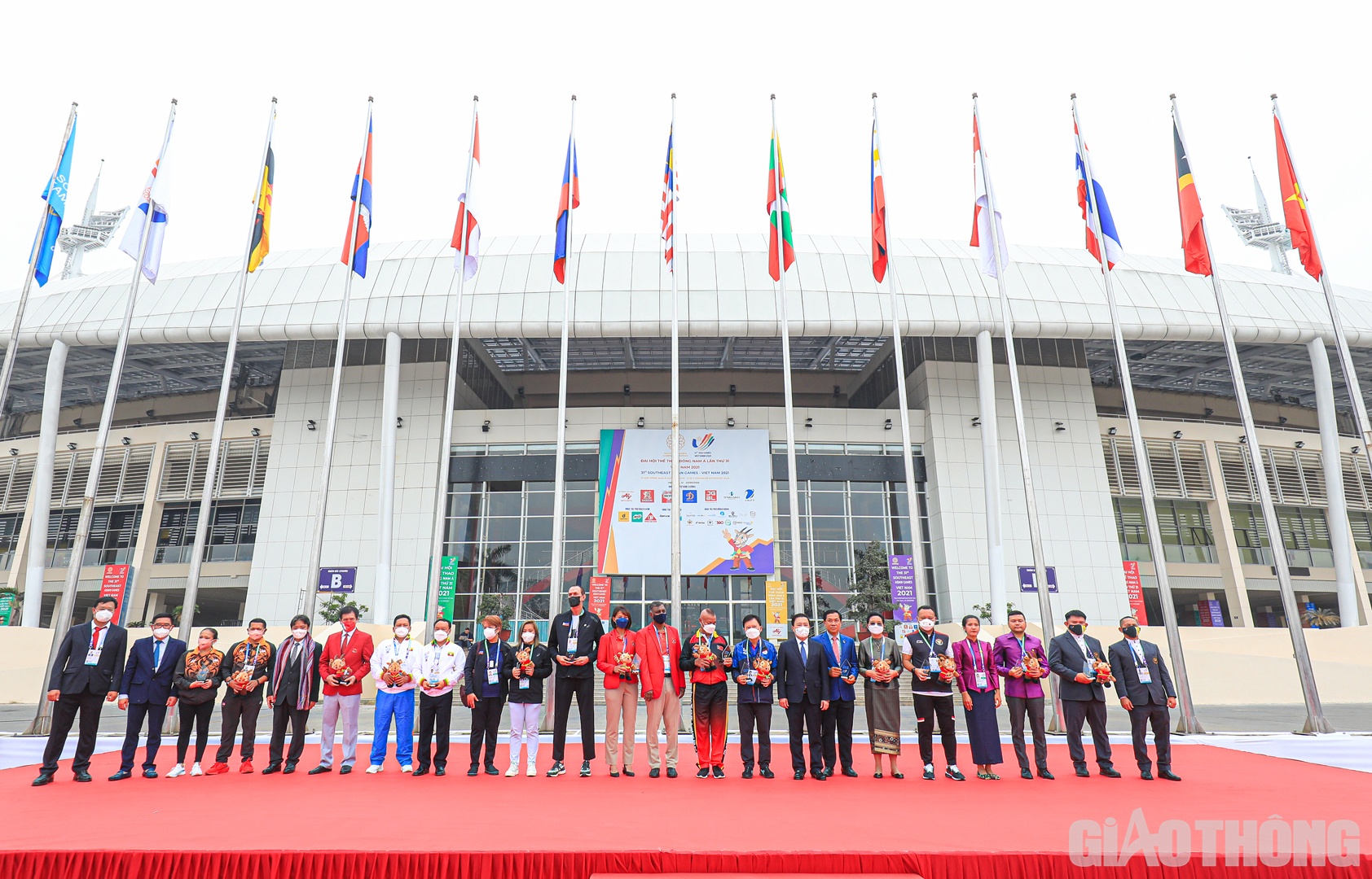 Đồng thời, sự kiện cũng g&oacute;p phần thể hiện bản sắc, văn h&oacute;a v&agrave; con người Việt Nam, mang đến trải nghiệm đ&aacute;ng nhớ cho c&aacute;c vận động vi&ecirc;n tham dự đại hội (Trong ảnh: C&aacute;c đại biểu chụp ảnh lưu niệm sau lễ thượng cờ).