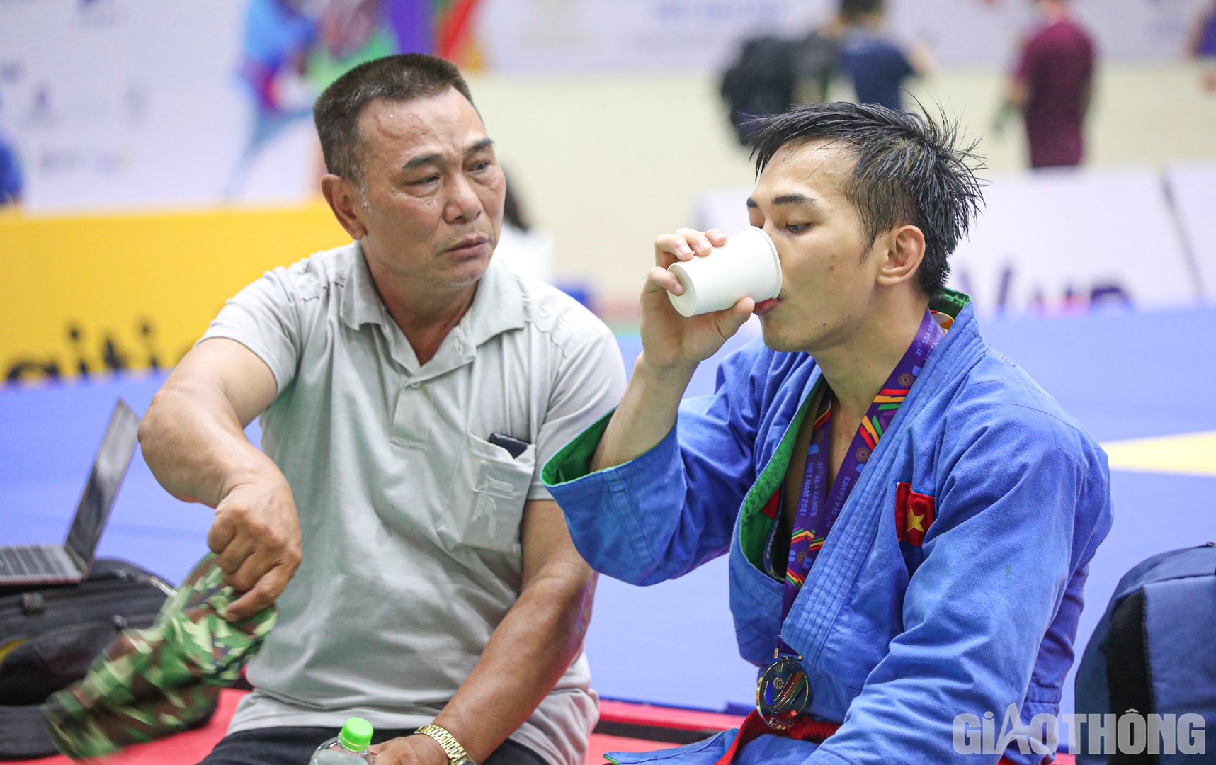 Chứng kiến những m&agrave;n thi đấu xuất sắc của trai, &ocirc;ng Tiến kh&ocirc;ng giấu nổi x&uacute;c động.