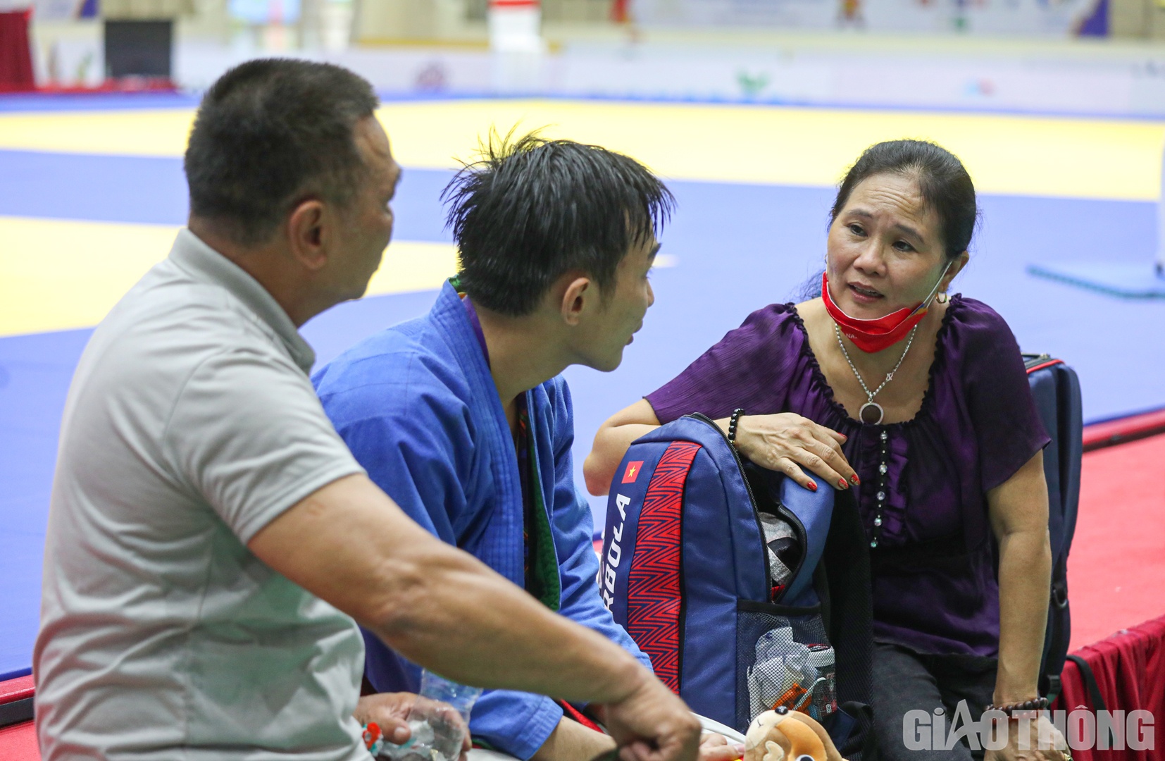 "Do ảnh hưởng của dịch Covid-19 n&ecirc;n Hải phải xa nh&agrave; hơn 1 năm qua. Đến Tết vừa rồi mới tranh thủ về thăm gia đ&igrave;nh được v&agrave;i ng&agrave;y. Ch&uacute;ng t&ocirc;i cũng chỉ biết động vi&ecirc;n, nhắc nhở con giữ g&igrave;n sức khỏe, luyện tập, thi đấu hết m&igrave;nh để đem vinh quang về cho Tổ quốc", b&agrave; Minh chia sẻ.