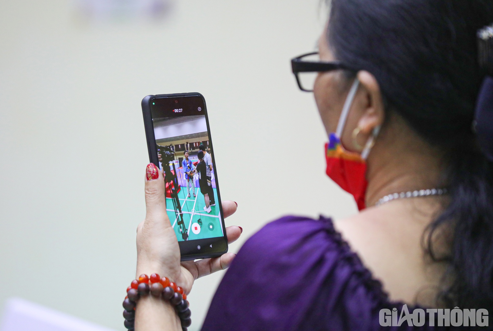 Trong l&uacute;c Ho&agrave;ng Hải trả lời phỏng vấn trước giới truyền th&ocirc;ng, b&agrave; Minh cũng tranh thủ ghi lại thời khắc n&agrave;y với &aacute;nh mắt hạnh ph&uacute;c xen lẫn tự h&agrave;o.