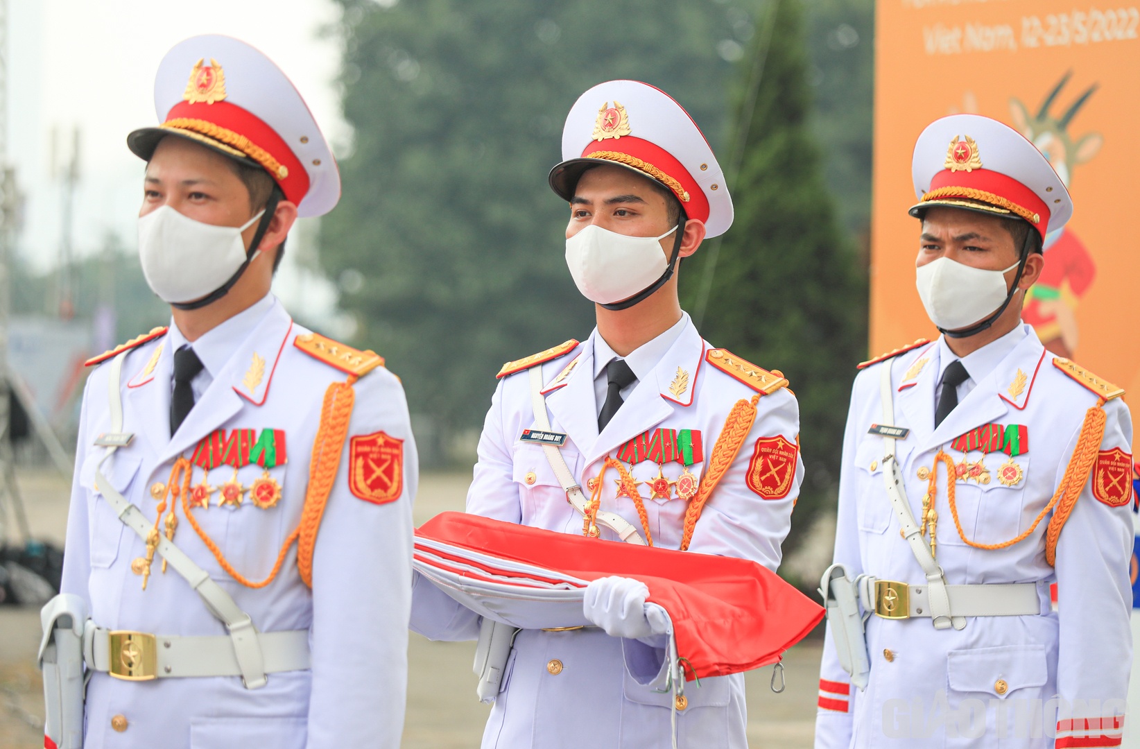 Tr&ecirc;n tay mỗi ti&ecirc;u binh l&agrave; quốc kỳ của c&aacute;c quốc gia tham dự đại hội.