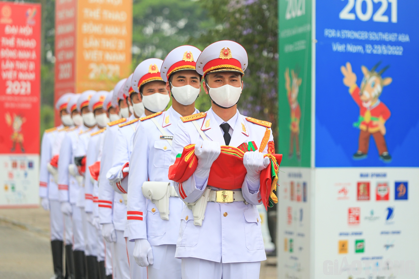 Đo&agrave;n ti&ecirc;u binh chuẩn bị thực hiện nghi thức lễ thượng cờ.