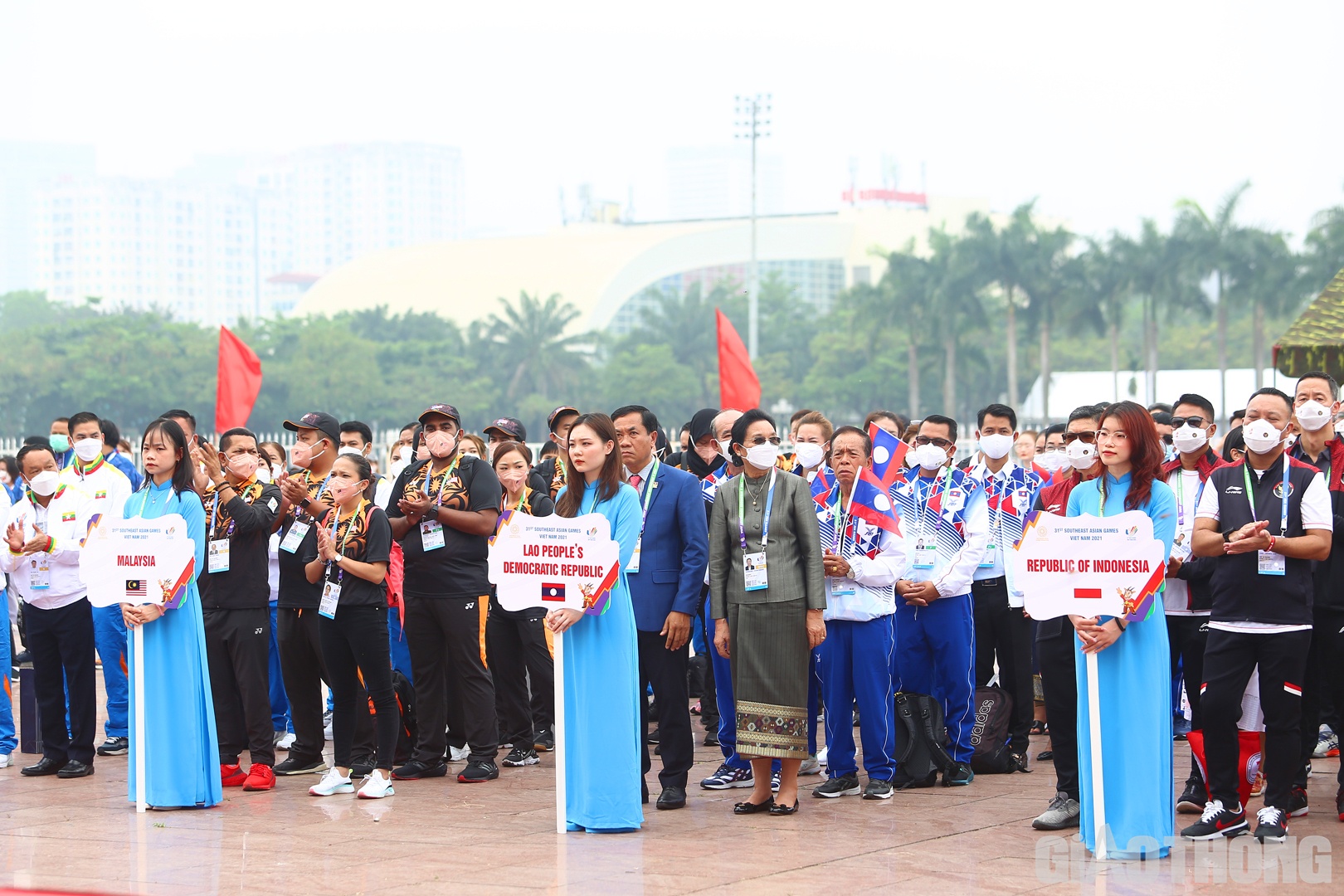 Mỗi quốc gia cử 31 th&agrave;nh vi&ecirc;n tham dự Lễ thượng cờ, tượng trưng cho SEA Games lần thứ 31. Ngo&agrave;i ra, lễ thượng cờ c&ograve;n c&oacute; sự tham dự của đại diện Đại sứ qu&aacute;n của 10 quốc gia Th&aacute;i Lan, Malaysia, Singapore, Indonesia, Philippines, L&agrave;o, Campuchia, Timor Leste, Brunei, Myanmar.