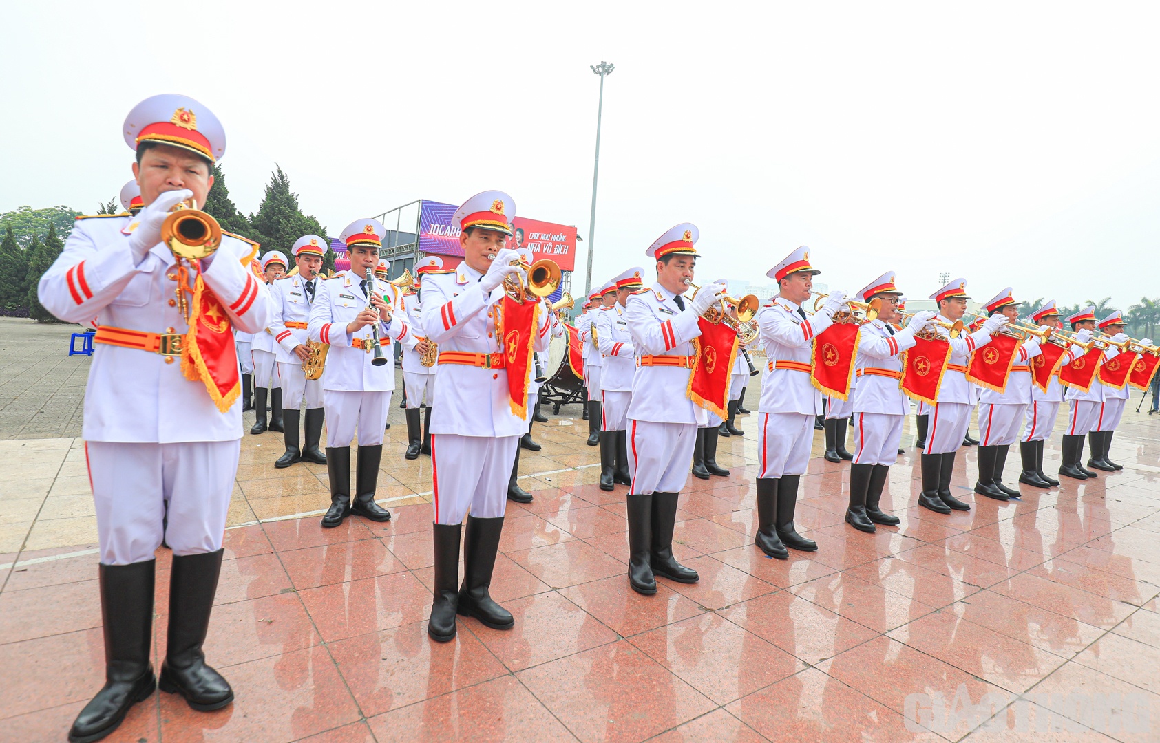 Đo&agrave;n qu&acirc;n nhạc thể hiện quốc thiều c&aacute;c nước.