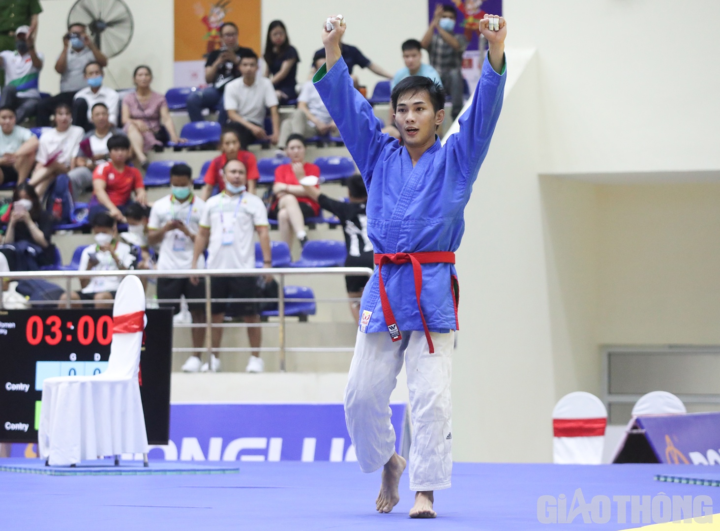 Ở trận chung kết hạng c&acirc;n dưới 60kg của nam, v&otilde; sĩ L&ecirc; C&ocirc;ng Ho&agrave;ng Hải đ&atilde; thi đấu tốt để gi&agrave;nh chiến thắng trước người đồng đội V&otilde; Phạm Ho&agrave;ng &Acirc;n.