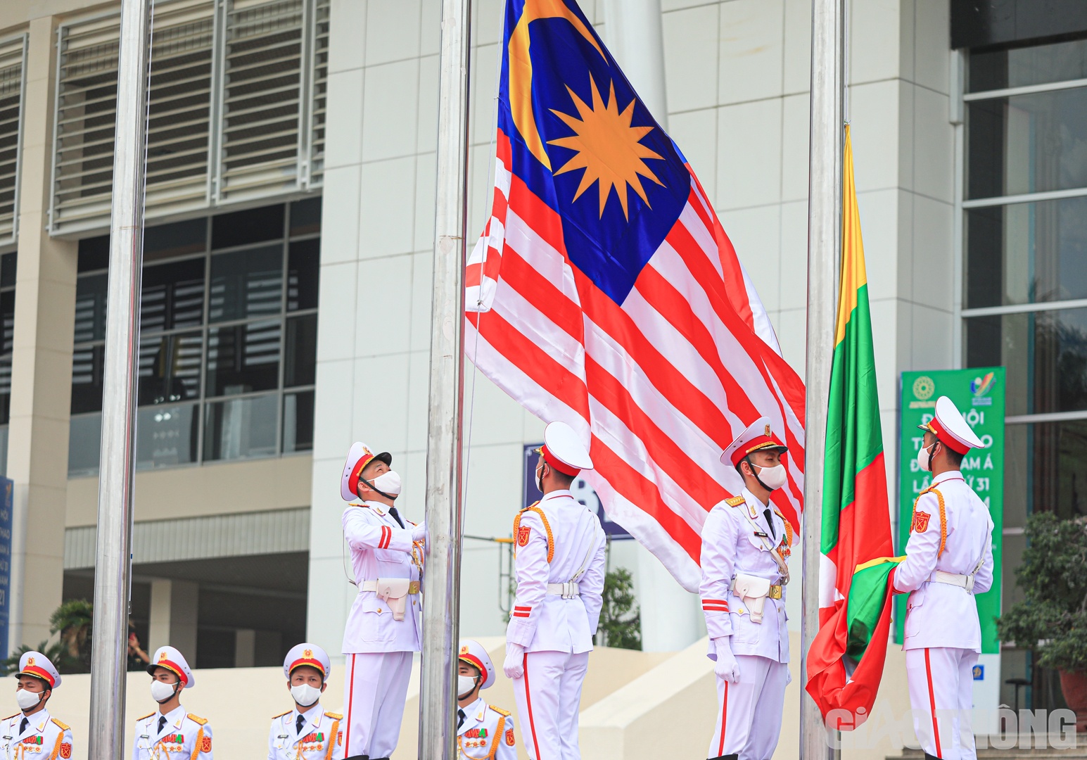 Cũng giống như tại lễ khai mạc, c&aacute;c đo&agrave;n diễu h&agrave;nh theo thứ tự A, B, C, lễ thượng cờ mỗi nước cũng sẽ lần lượt được thực hiện theo bảng chữ c&aacute;i.