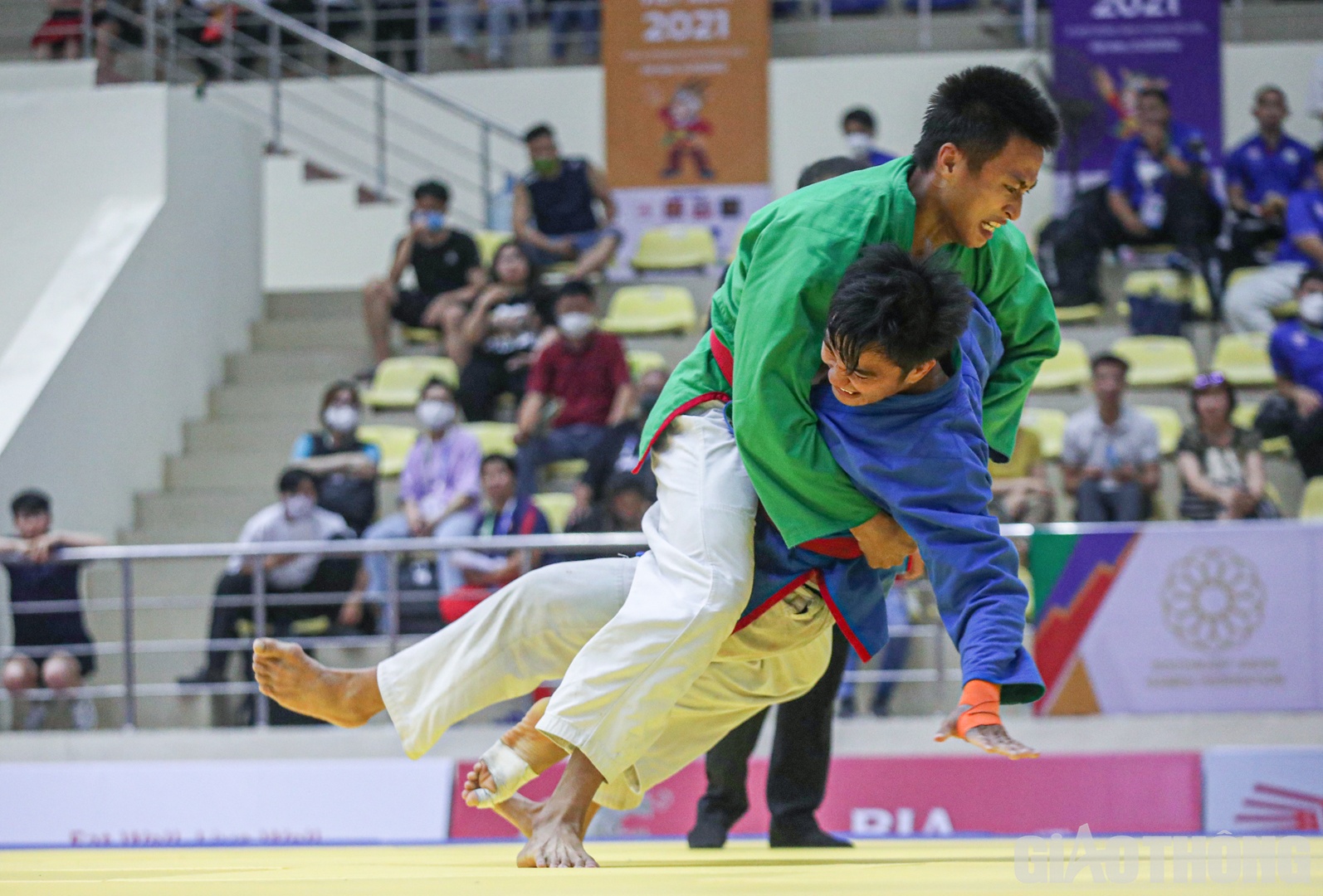 Trong khi đ&oacute;, ở hạng c&acirc;n dưới 66kg của nam, v&otilde; sĩ L&ecirc; Đức Đ&ocirc;ng đ&atilde; xuất sắc vượt qua Phan Tr&uacute;c Phi bằng trận thắng knock-out thuyết phục.