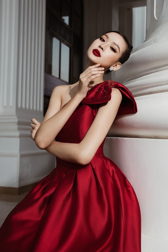 C&ocirc; được đ&aacute;nh gi&aacute; l&agrave; một trong những th&iacute; sinh &ldquo;đ&aacute;ng gờm&rdquo; của cuộc thi với chiều cao nổi bật, ngoại h&igrave;nh thiện cảm, học vấn tốt
