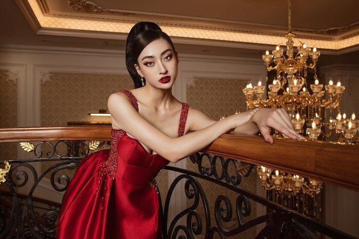 Lương Th&ugrave;y Linh khoe phong th&aacute;i sang trọng trong phong c&aacute;ch thời trang v&agrave; trang điểm cổ điển