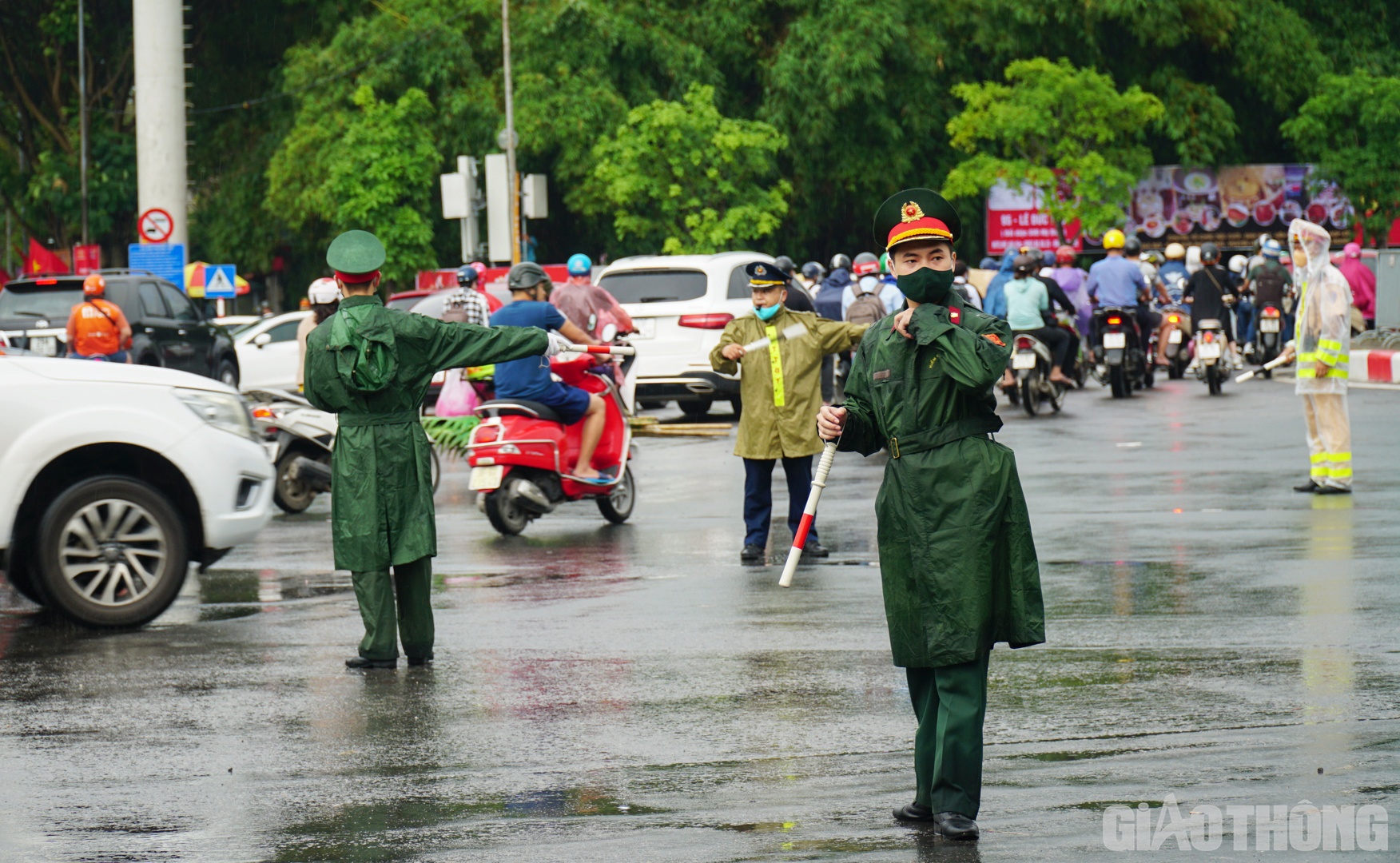 Lực lượng chức năng ứng trực 24/24 tại khu vực diễn ra lễ khai mạc nhằm đảm bảo an to&agrave;n tuyệt đối.