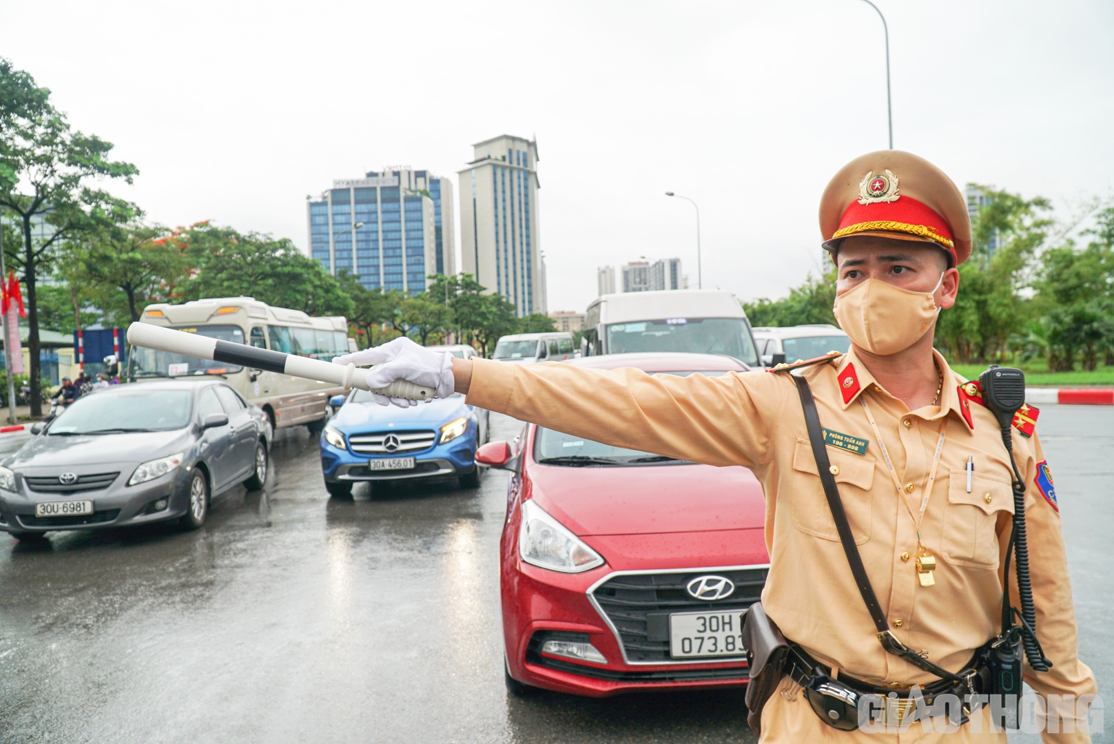 Theo Thiếu t&aacute; Trần Quang Chinh - Ph&oacute; đội trưởng Đội CSGT đường bộ số 6, Ph&ograve;ng CSGT (CATP H&agrave; Nội), để đảm bảo việc đi lại cũng như ph&acirc;n l&agrave;n giao th&ocirc;ng, đơn vị đ&atilde; huy động hơn 100 chiến sĩ bố tr&iacute; trực thay nhau tại c&aacute;c ng&atilde; tư, c&aacute;c tuyến đường hướng về s&acirc;n Mỹ Đ&igrave;nh.