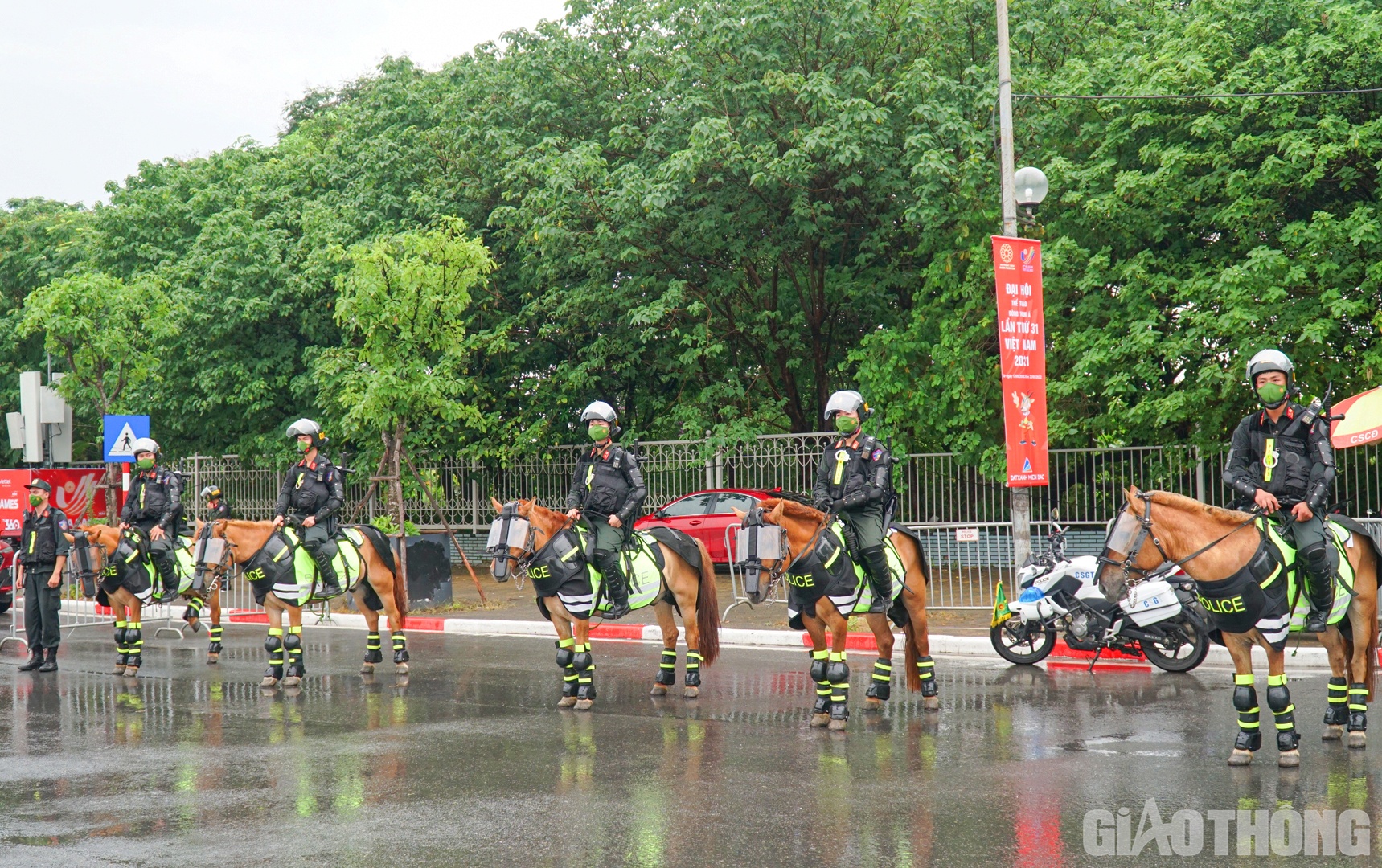 Chiều 12/5, Bộ tư lệnh Cảnh s&aacute;t cơ động (CSCĐ) đ&atilde; ra qu&acirc;n bảo vệ đảm bảo an ninh cho Lễ khai mạc SEA Games 31.