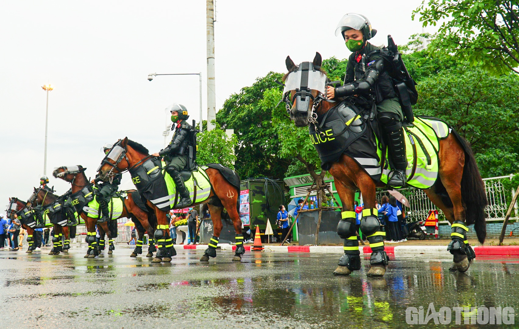 Theo ghi nhận của PV B&aacute;o Giao th&ocirc;ng, tại c&aacute;c cửa ra v&agrave;o SVĐ Quốc gia Mỹ Đ&igrave;nh (quận Nam Từ Li&ecirc;m, H&agrave; Nội) đều c&oacute; 5 chiến sĩ CSCĐ kỵ binh t&uacute;c trực.