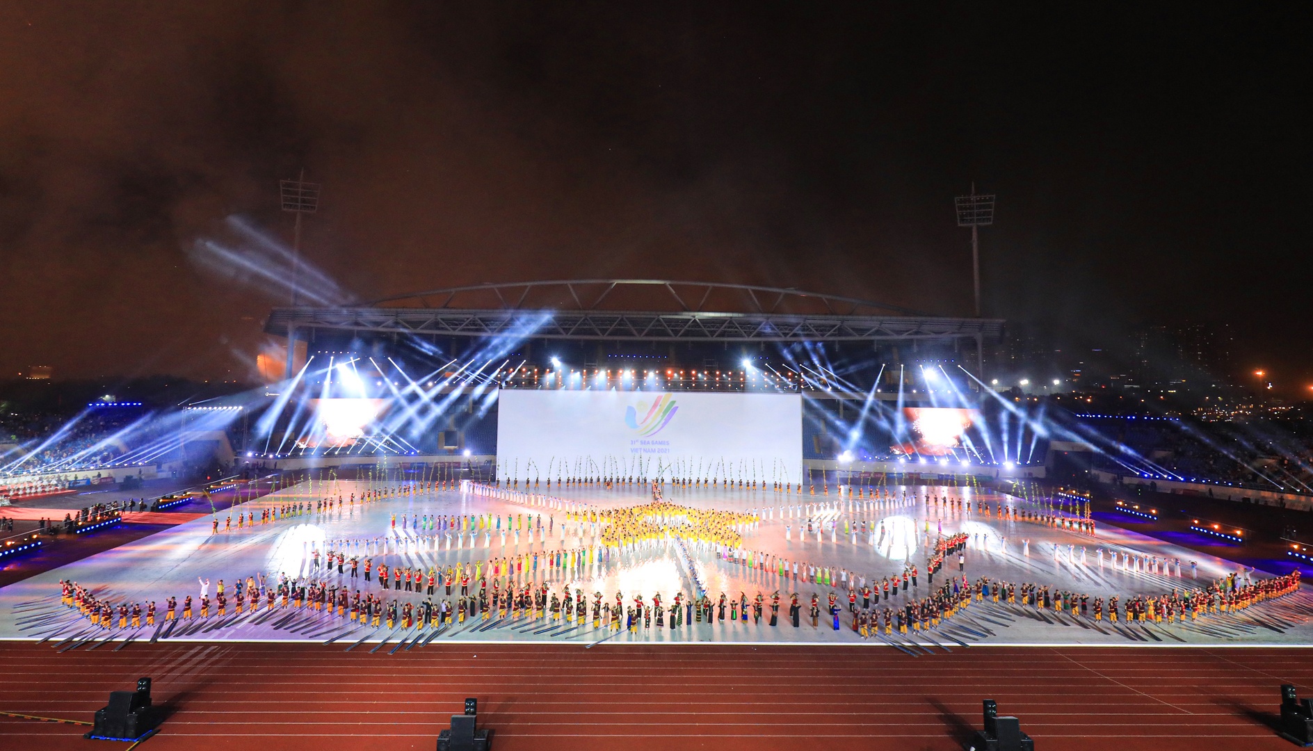 Ca kh&uacute;c ch&iacute;nh thức của SEA Games 31: &ldquo;Let&rsquo;s shine - C&ugrave;ng toả s&aacute;ng&rdquo; được vang l&ecirc;n trong một m&agrave;n tr&igrave;nh diễn ấn tượng, s&ocirc;i động đ&aacute;nh dấu thời khắc khai mạc Đại hội Thể thao Đ&ocirc;ng Nam &Aacute;.