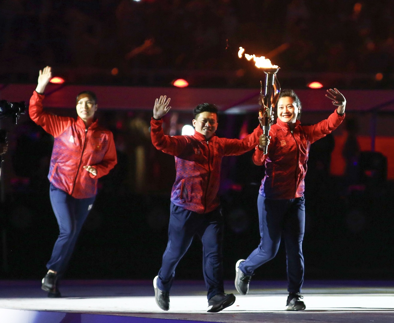 Cựu VĐV cử tạ Trần L&ecirc; Quốc To&agrave;n, người từng gi&agrave;nh HCĐ tại Oympic 2012 hạng c&acirc;n 56kg c&ugrave;ng cựu VĐV Karate L&ecirc; B&iacute;ch Phương, chủ nh&acirc;n tấm HCV Asiad 2010 hạng c&acirc;n 55 kg tại lễ rước đuốc SEA Games 31.