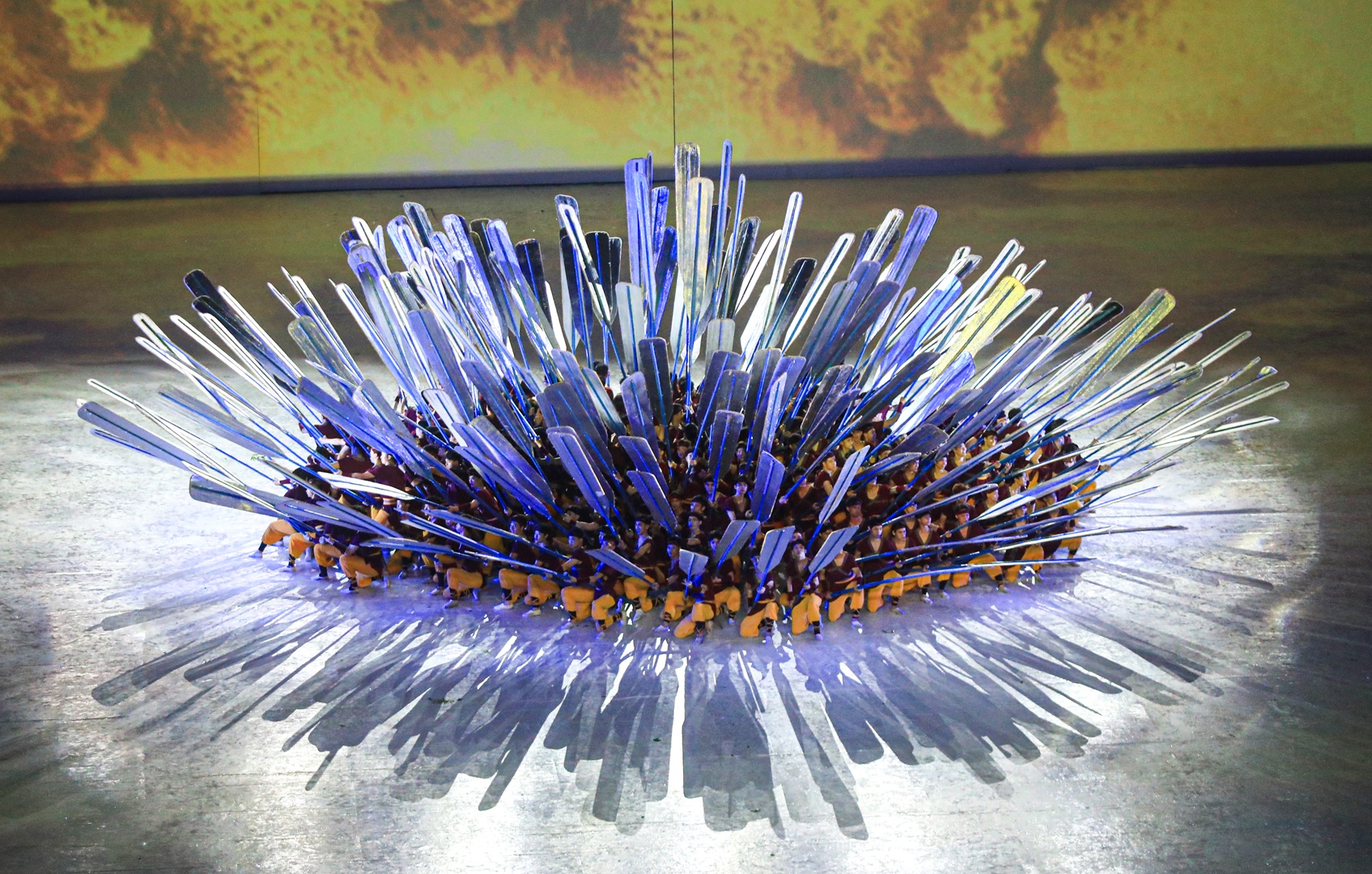 B&agrave;i m&uacute;a thuyền với chủ đề "Chung một d&ograve;ng chảy" thể hiện h&igrave;nh tượng con thuyền Đ&ocirc;ng Nam &Aacute; c&ugrave;ng nhau vượt qua mọi s&oacute;ng gi&oacute;, thăng trầm, biến động của lịch sử để c&ugrave;ng nhau đo&agrave;n kết, vươn ra biển lớn, c&ugrave;ng nhau ch&agrave;o đ&oacute;n &aacute;nh b&igrave;nh minh rực rỡ.