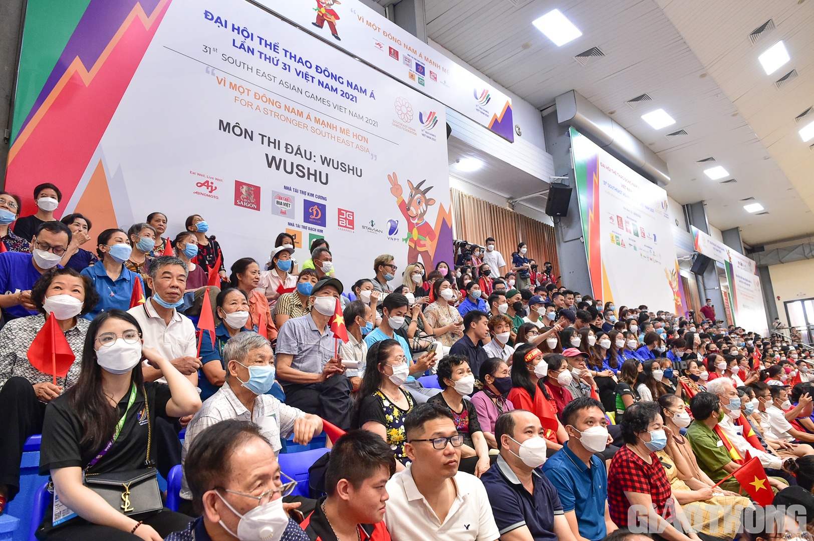 Rất đ&ocirc;ng người h&acirc;m mộ đ&atilde; c&oacute; mặt để cổ vũ, kh&iacute;ch lệ tinh thần c&aacute;c VĐV.