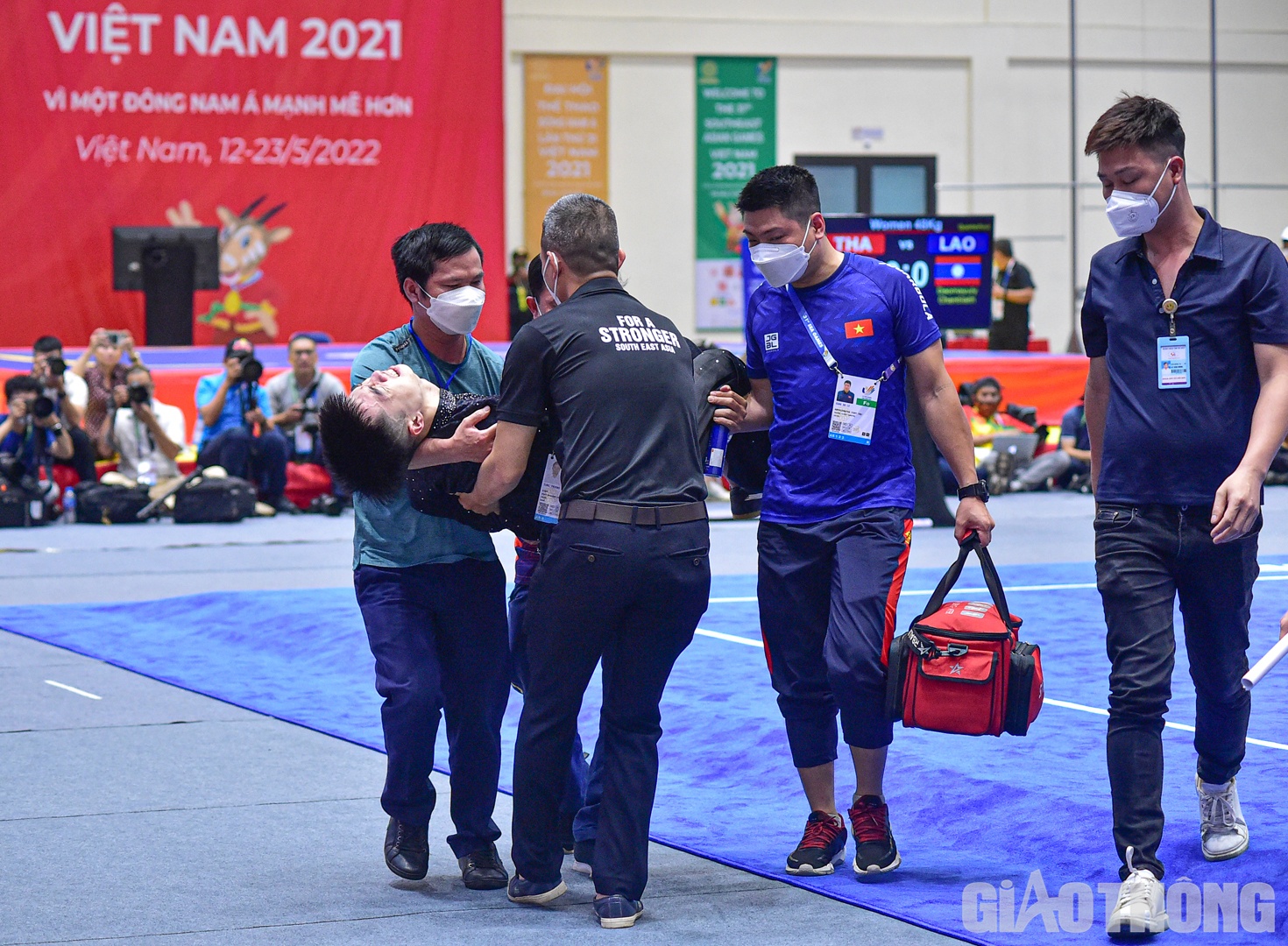 Nh&acirc;n vi&ecirc;n y tế v&agrave; ban huấn luyện đ&atilde; c&oacute; mặt kịp thời để chăm s&oacute;c, động vi&ecirc;n v&agrave; bế Phương ra khỏi s&agrave;n đấu.