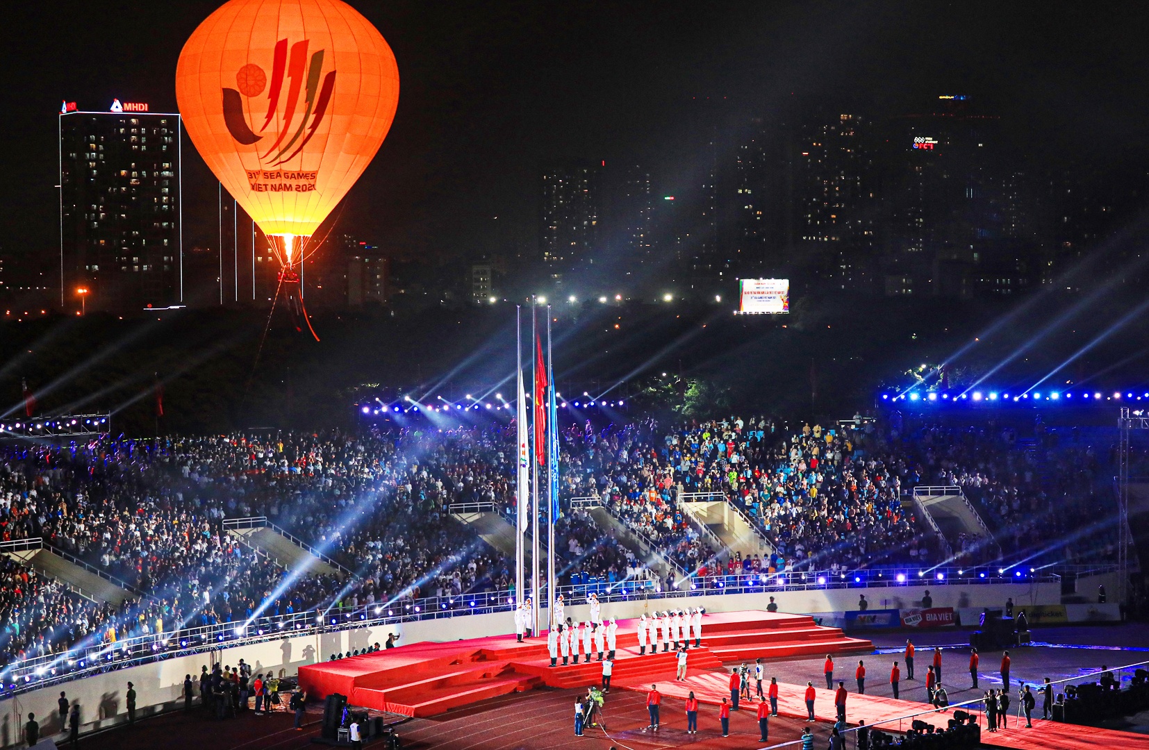 Lễ rước v&agrave; thượng cờ Li&ecirc;n đo&agrave;n thể thao Đ&ocirc;ng Nam &Aacute; v&agrave; cờ SEA Games cũng đ&atilde; diễn ra.