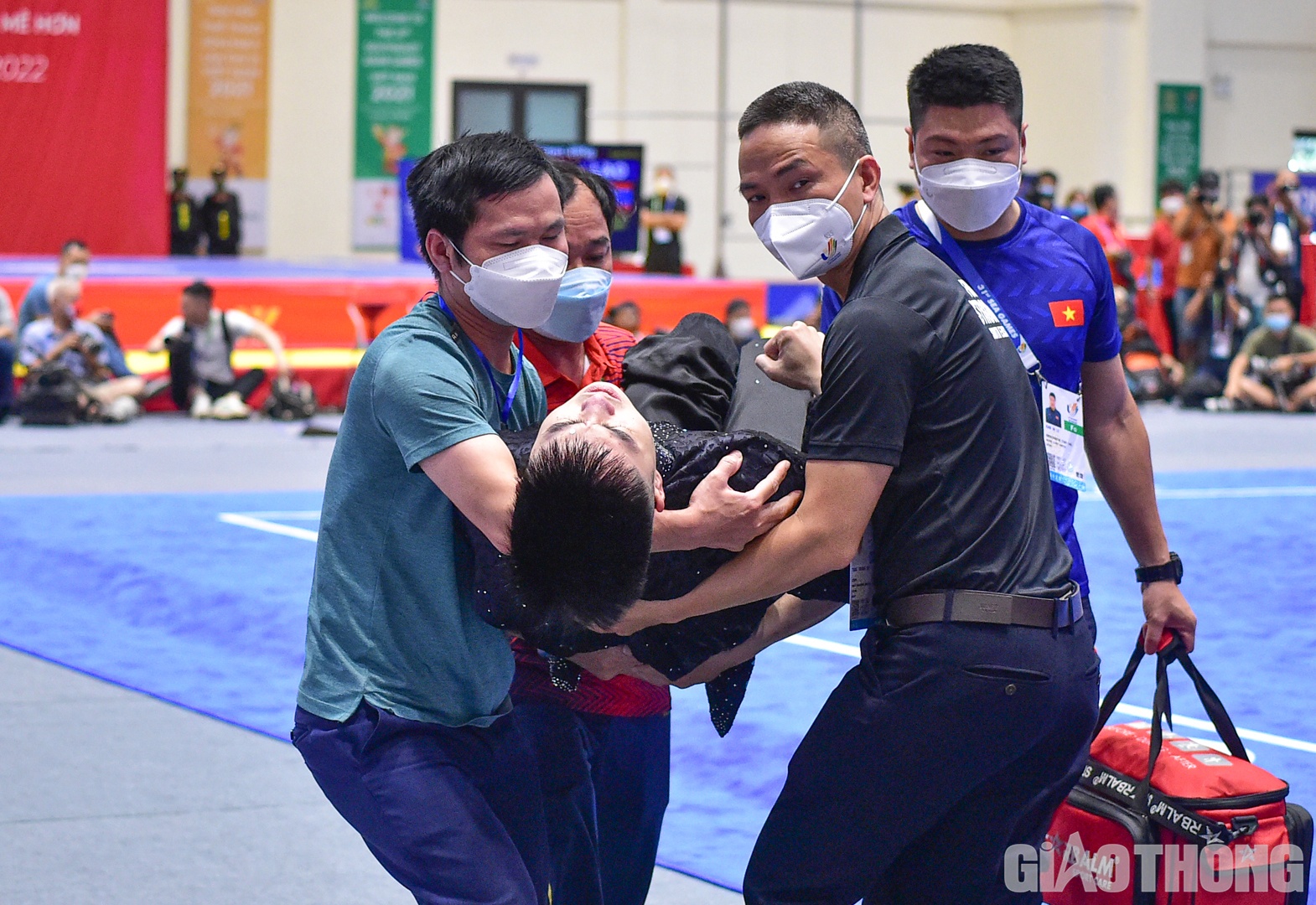 "Với kết quả buổi s&aacute;ng nay, ch&uacute;ng t&ocirc;i tương đối h&agrave;i l&ograve;ng v&agrave; lạc quan trước th&agrave;nh t&iacute;ch của Quốc Kh&aacute;nh v&agrave; Th&uacute;y Vi . Ngo&agrave;i ra Ho&agrave;ng Thị Phương Giang cũng đang c&oacute; lợi thế ở phần thi to&agrave;n năng khi tạm dẫn đầu sau b&agrave;i thi c&ocirc;n thuật. Điều đ&aacute;ng tiếc l&agrave; chấn thương của Văn Phương. Phương c&ograve;n rất trẻ v&agrave; được đặt kỳ vọng ở SEA Games n&agrave;y. Sau khi c&oacute; kết quả chụp chiếu, ban huấn luyện sẽ tiến h&agrave;nh đ&aacute;nh gi&aacute; ch&iacute;nh x&aacute;c về chấn thương của Phương", &ocirc;ng Chương th&ocirc;ng tin.